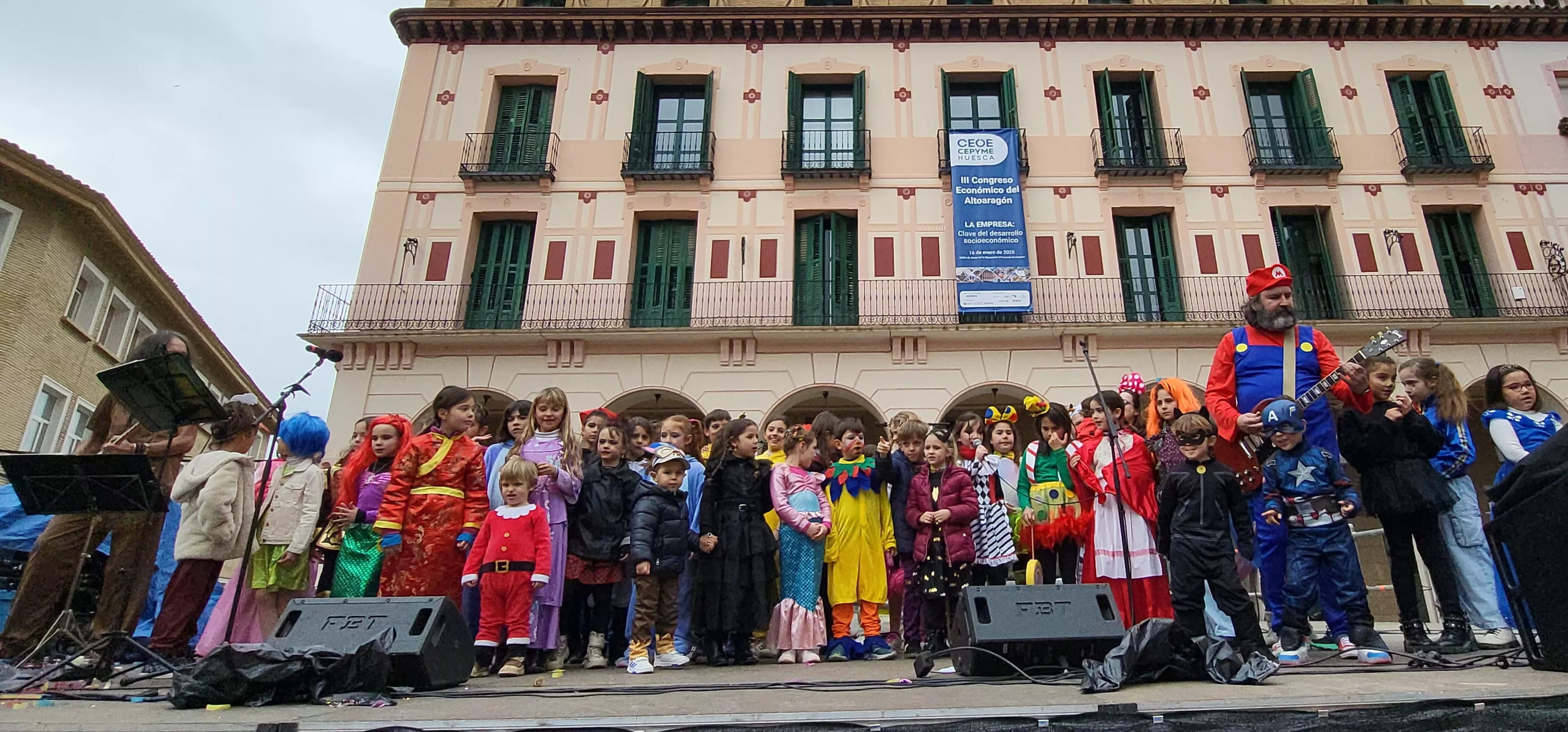 Carnaval infantil de Huesca con gran ambiente a ritmo de Marsound Band. Foto Mercedes Manterola
