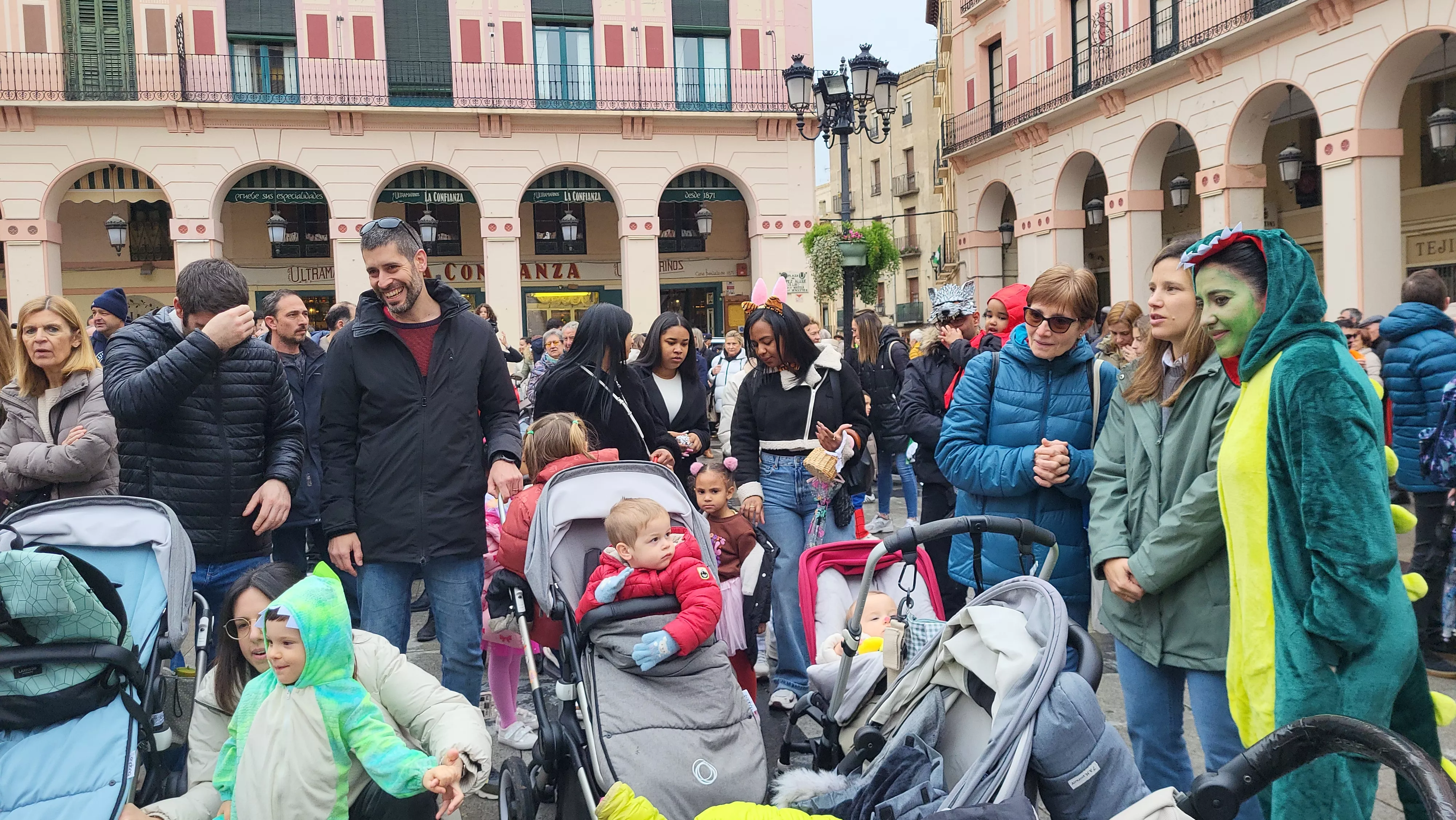 Carnaval infantil de Huesca con gran ambiente a ritmo de Marsound Band. Foto Mercedes Manterola