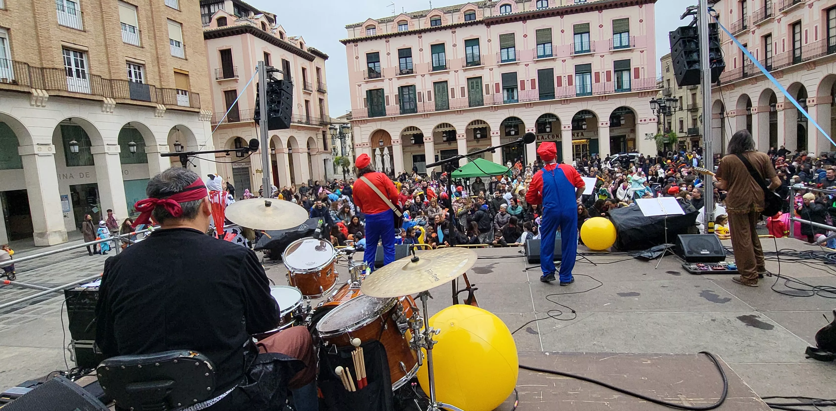 Carnaval infantil de Huesca con gran ambiente a ritmo de Marsound Band. Foto Mercedes Manterola