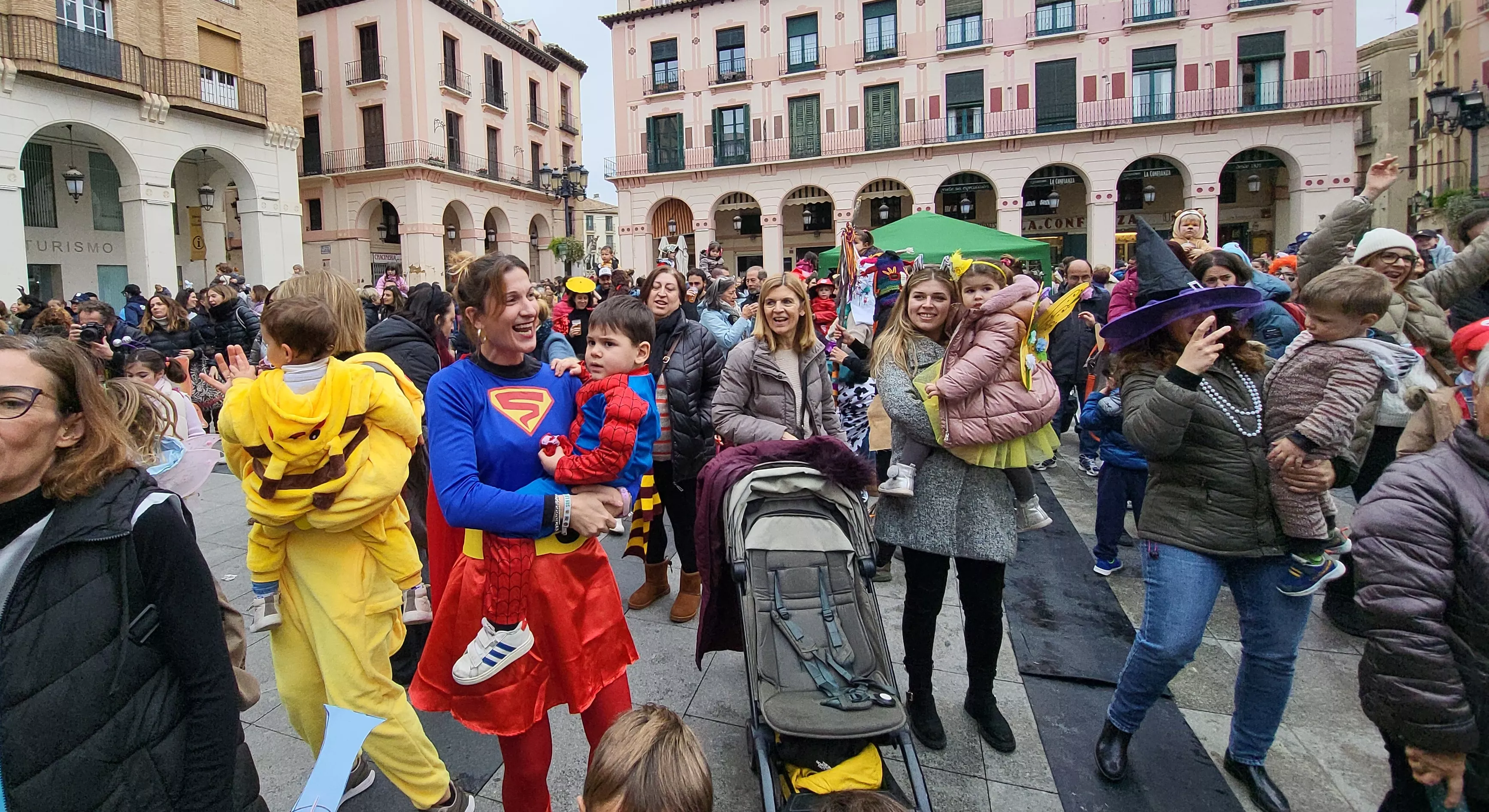 Carnaval infantil de Huesca con gran ambiente a ritmo de Marsound Band. Foto Mercedes Manterola