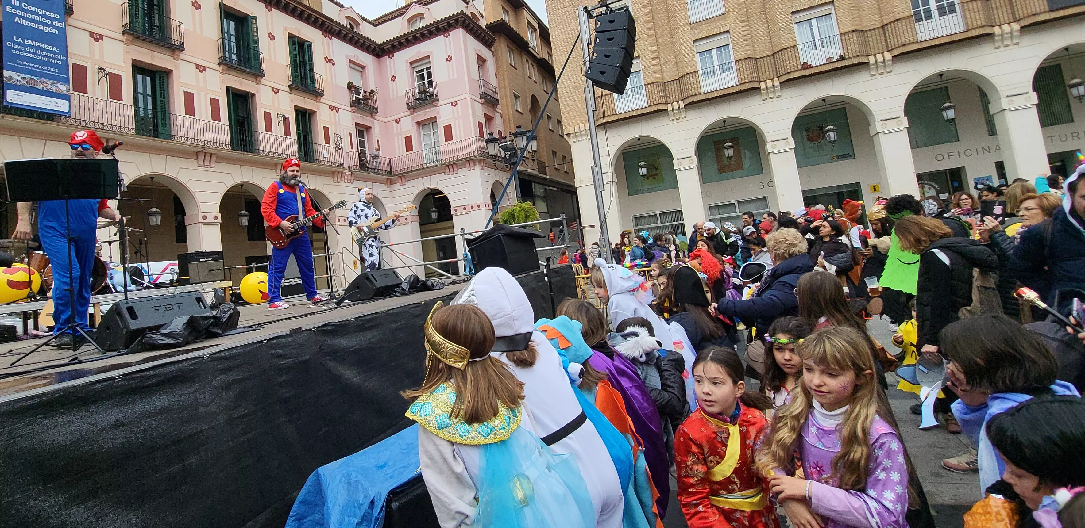 Carnaval infantil de Huesca con gran ambiente a ritmo de Marsound Band. Foto Mercedes Manterola