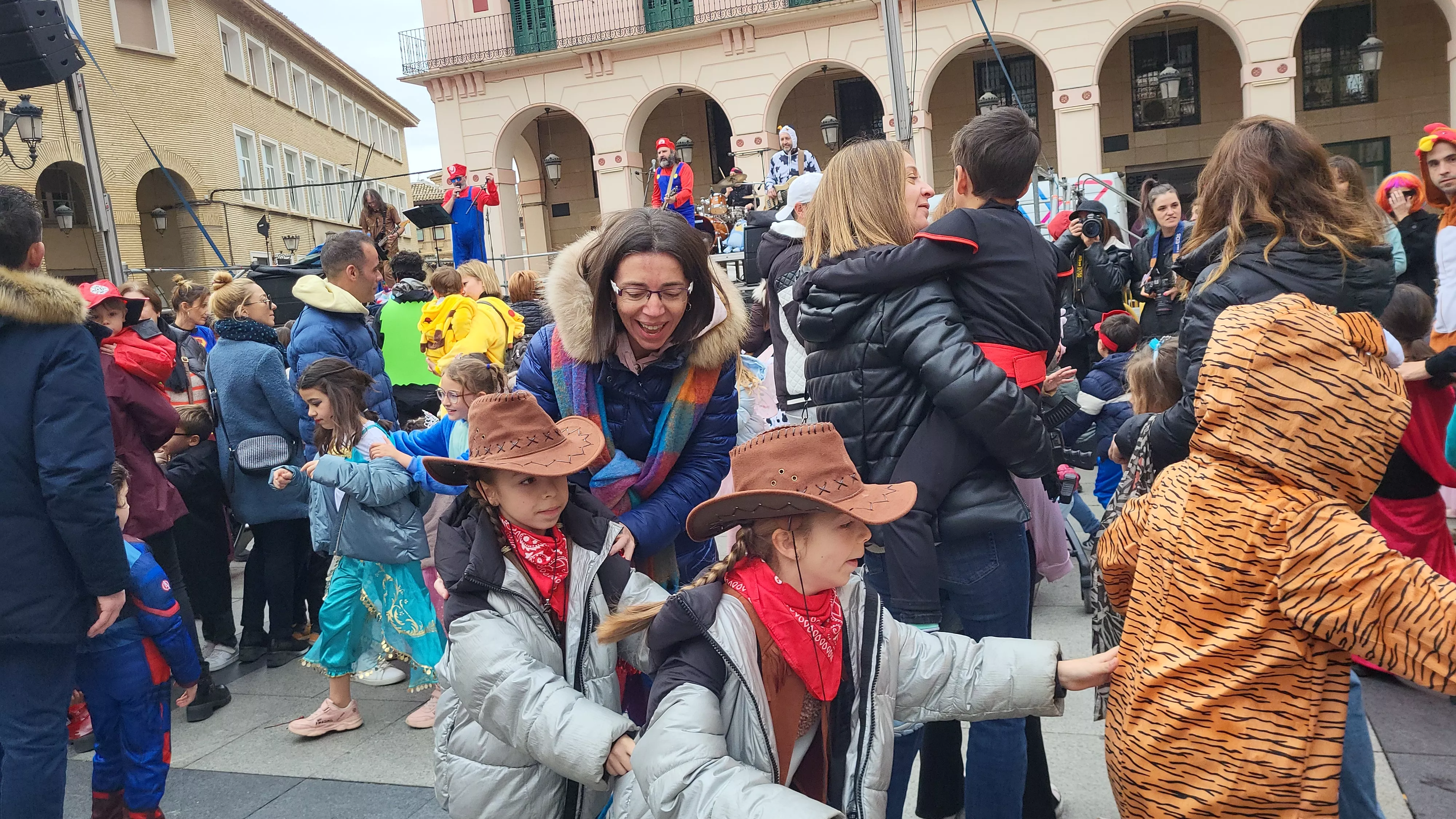 Carnaval infantil de Huesca con gran ambiente a ritmo de Marsound Band. Foto Mercedes Manterola