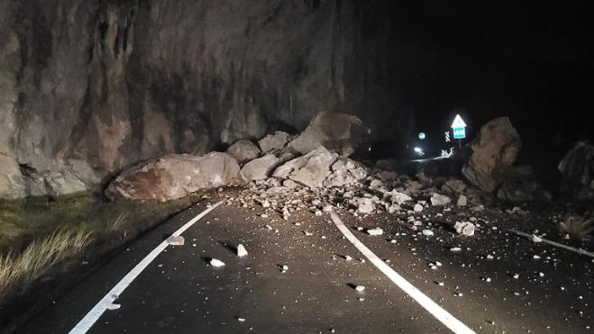 Desprendimiento en la N-230 a al altura de Santorens Desprendimiento en la N-230 a al altura de Santorens