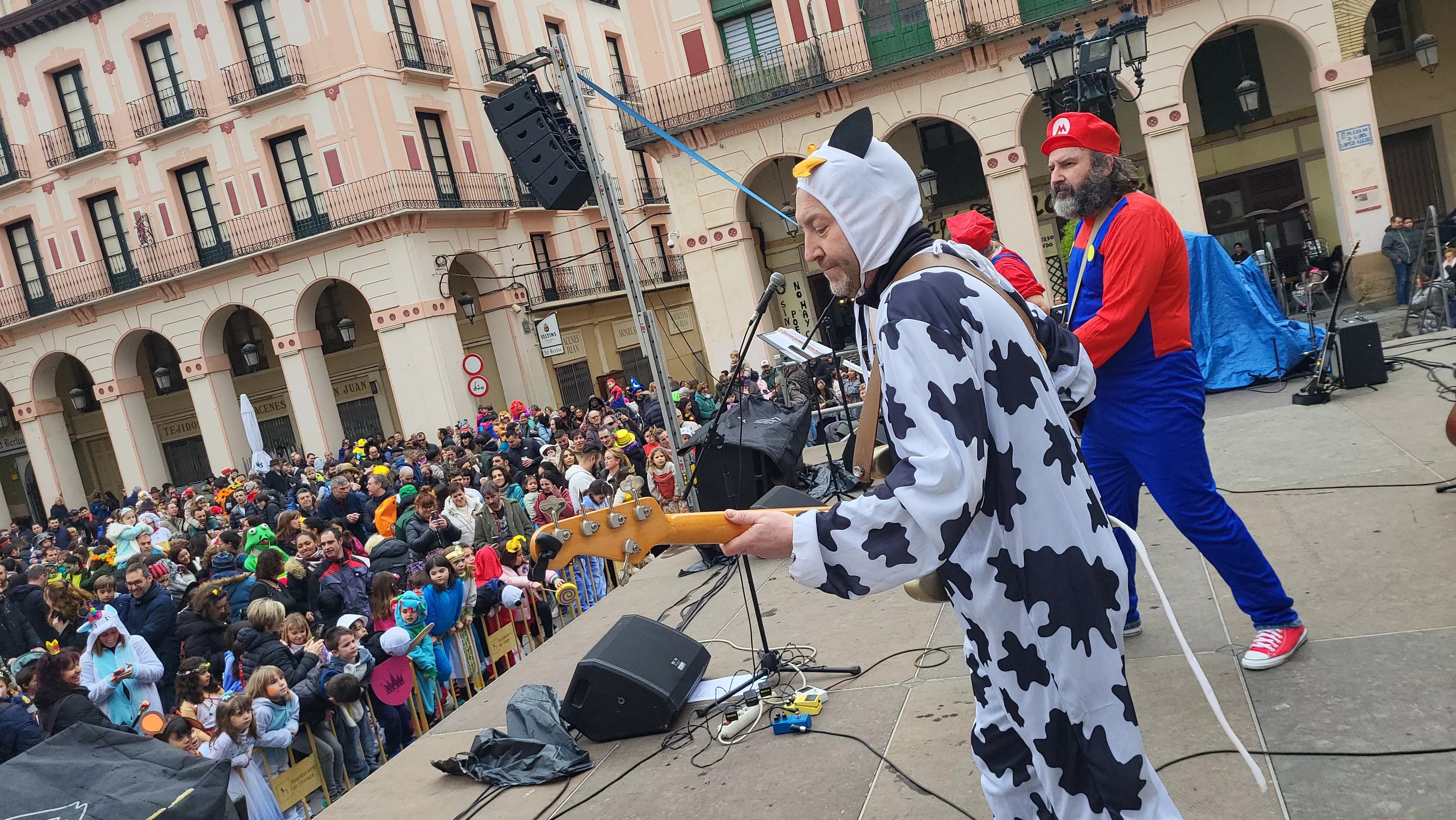 Carnaval infantil de Huesca con gran ambiente a ritmo de Marsound Band. Foto Mercedes Manterola