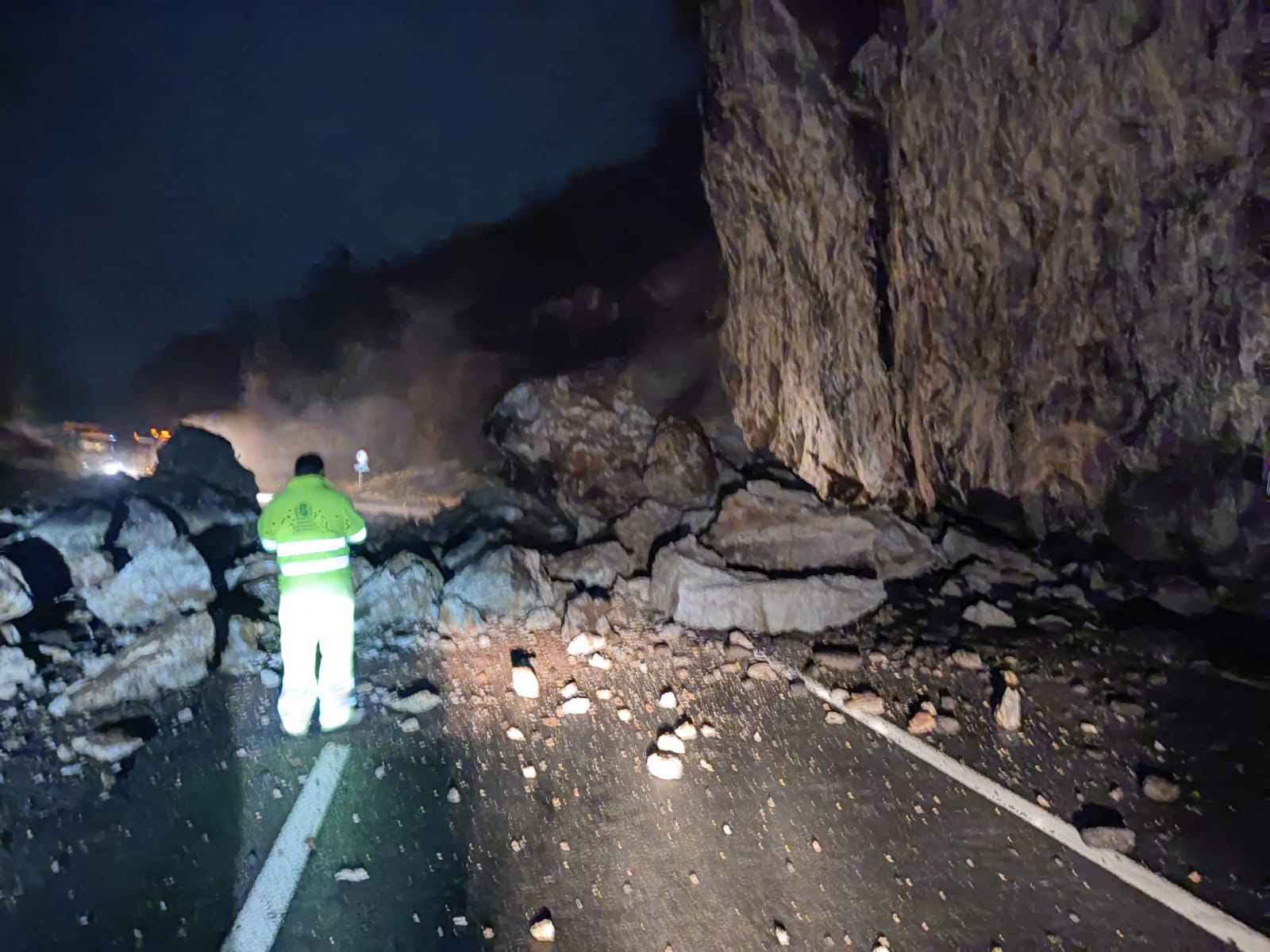 En la zona se actúa para picar la piedra caída y poder abrir la N-230 al tráfico