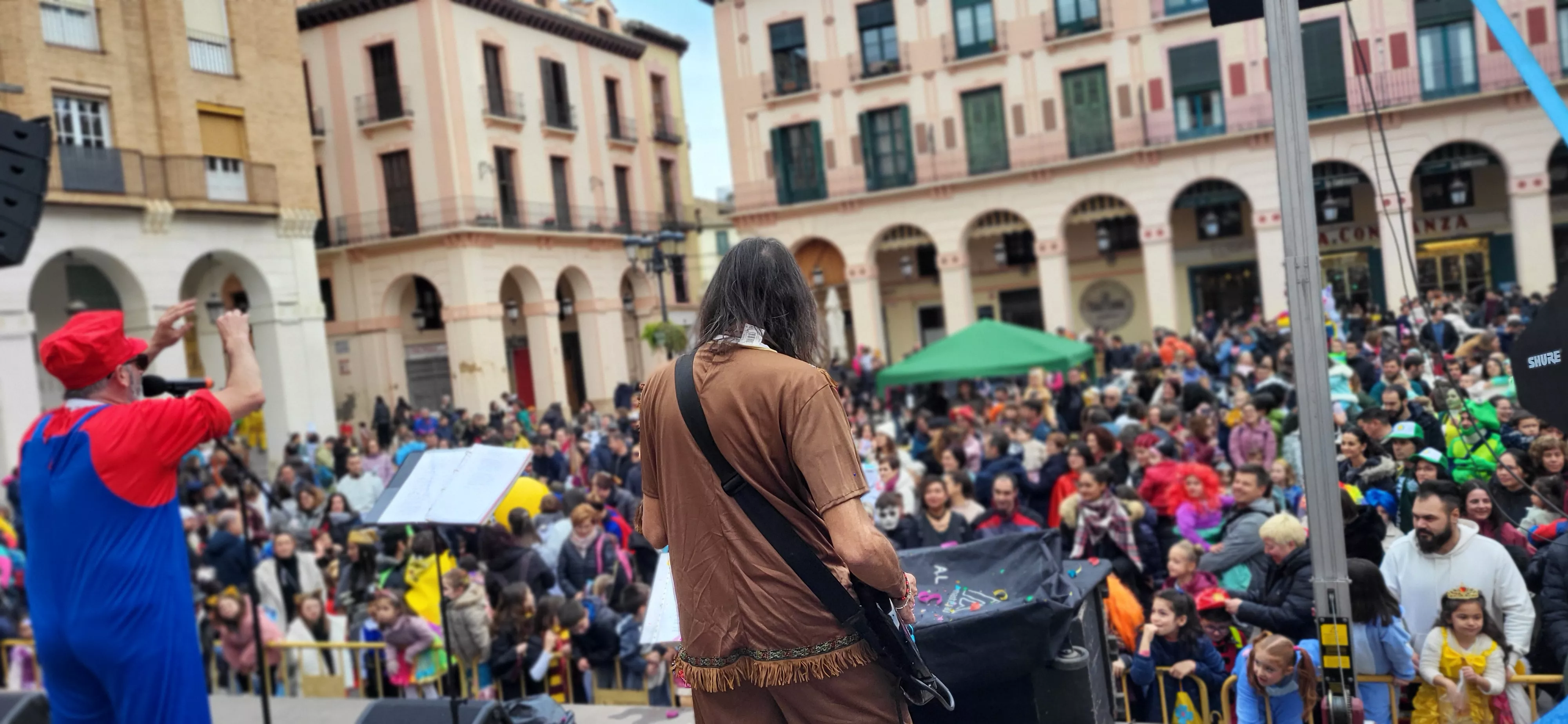 Carnaval infantil de Huesca con gran ambiente a ritmo de Marsound Band. Foto Mercedes Manterola