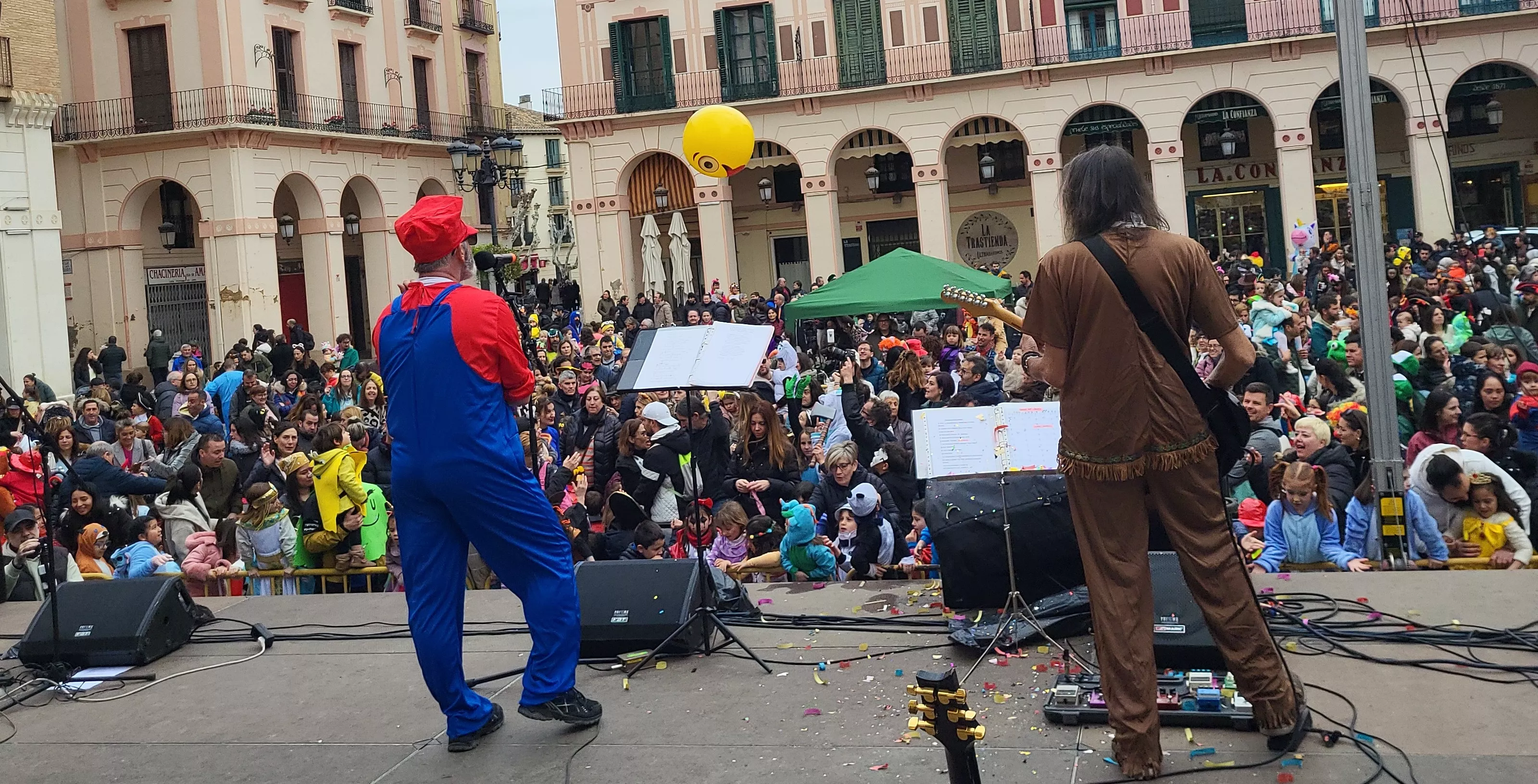 Carnaval infantil de Huesca con gran ambiente a ritmo de Marsound Band. Foto Mercedes Manterola