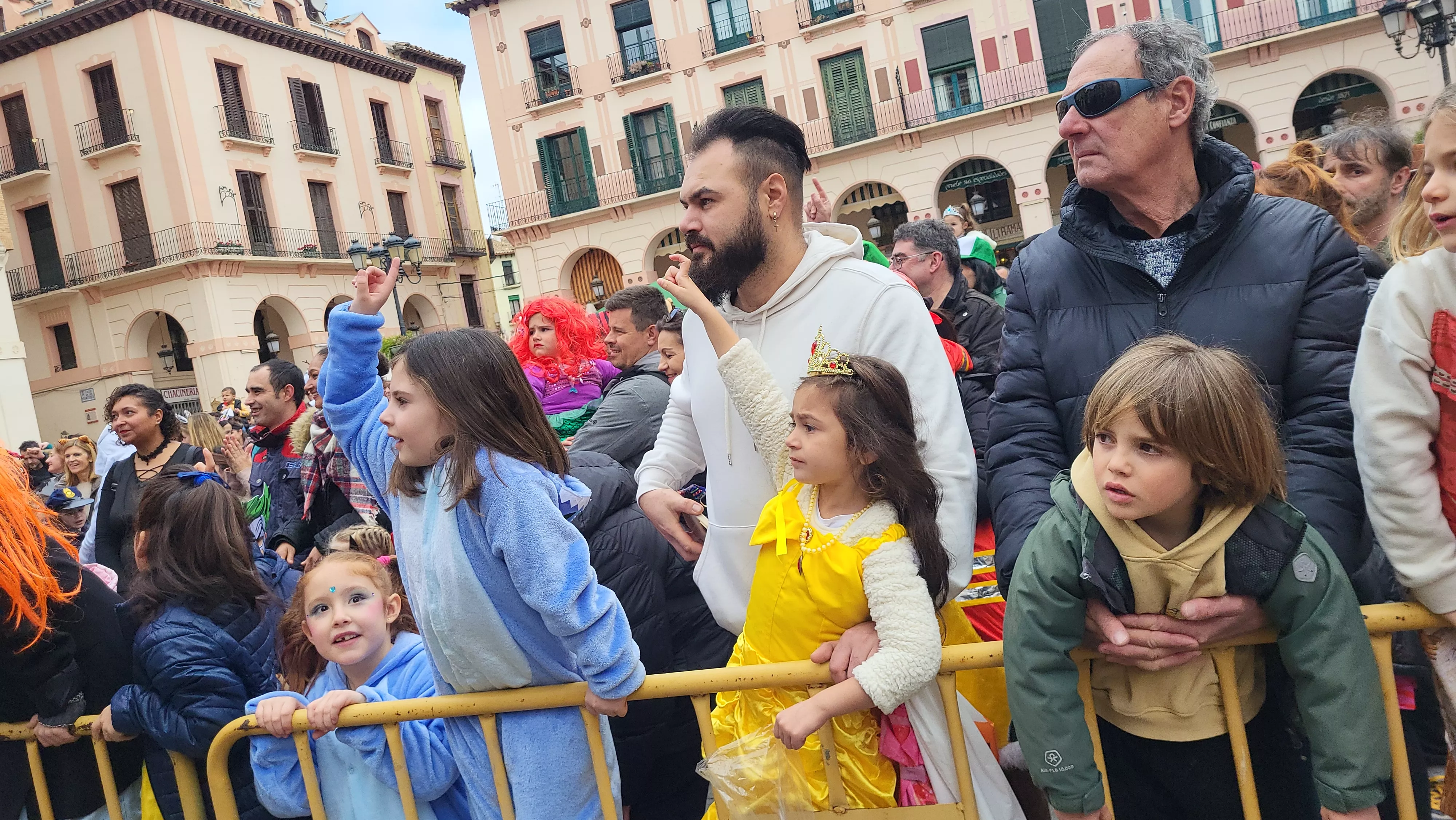 Carnaval infantil de Huesca con gran ambiente a ritmo de Marsound Band. Foto Mercedes Manterola