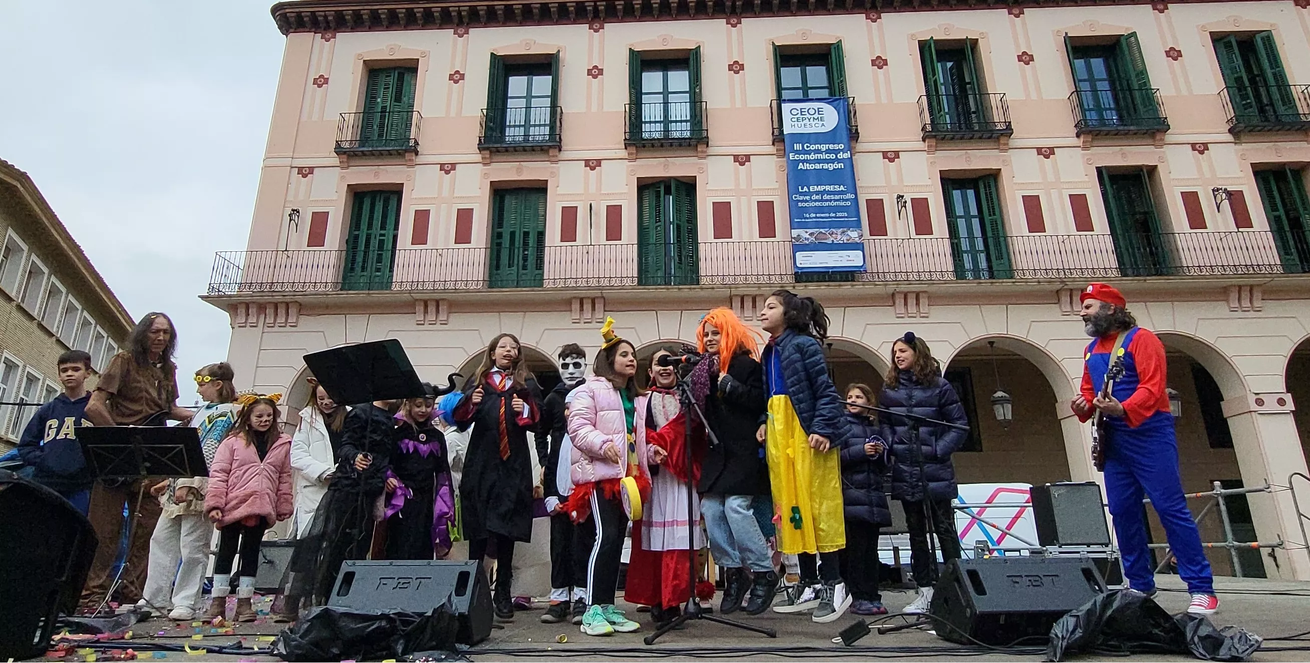 Carnaval infantil de Huesca con gran ambiente a ritmo de Marsound Band. Foto Mercedes Manterola