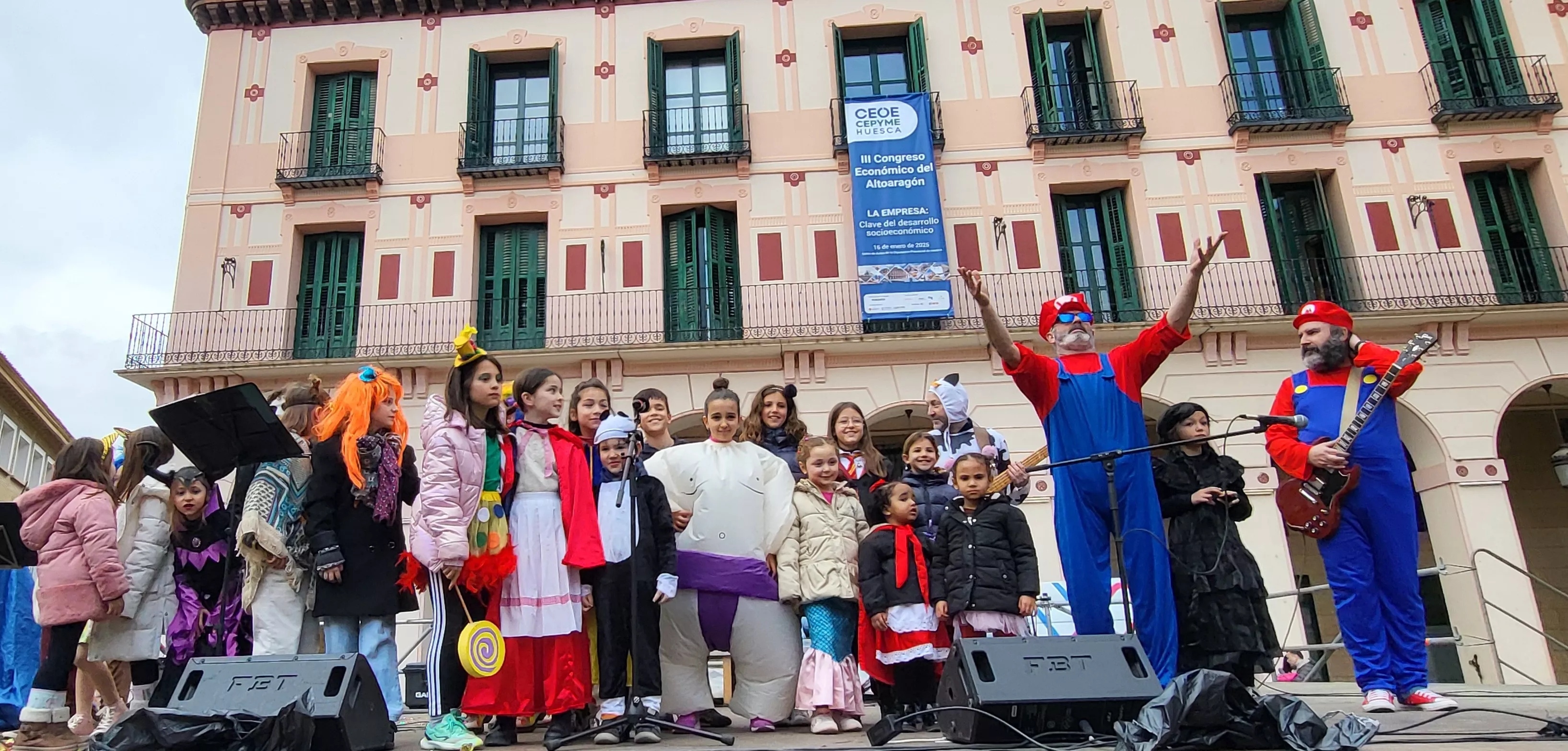 Carnaval infantil de Huesca con gran ambiente a ritmo de Marsound Band. Foto Mercedes Manterola