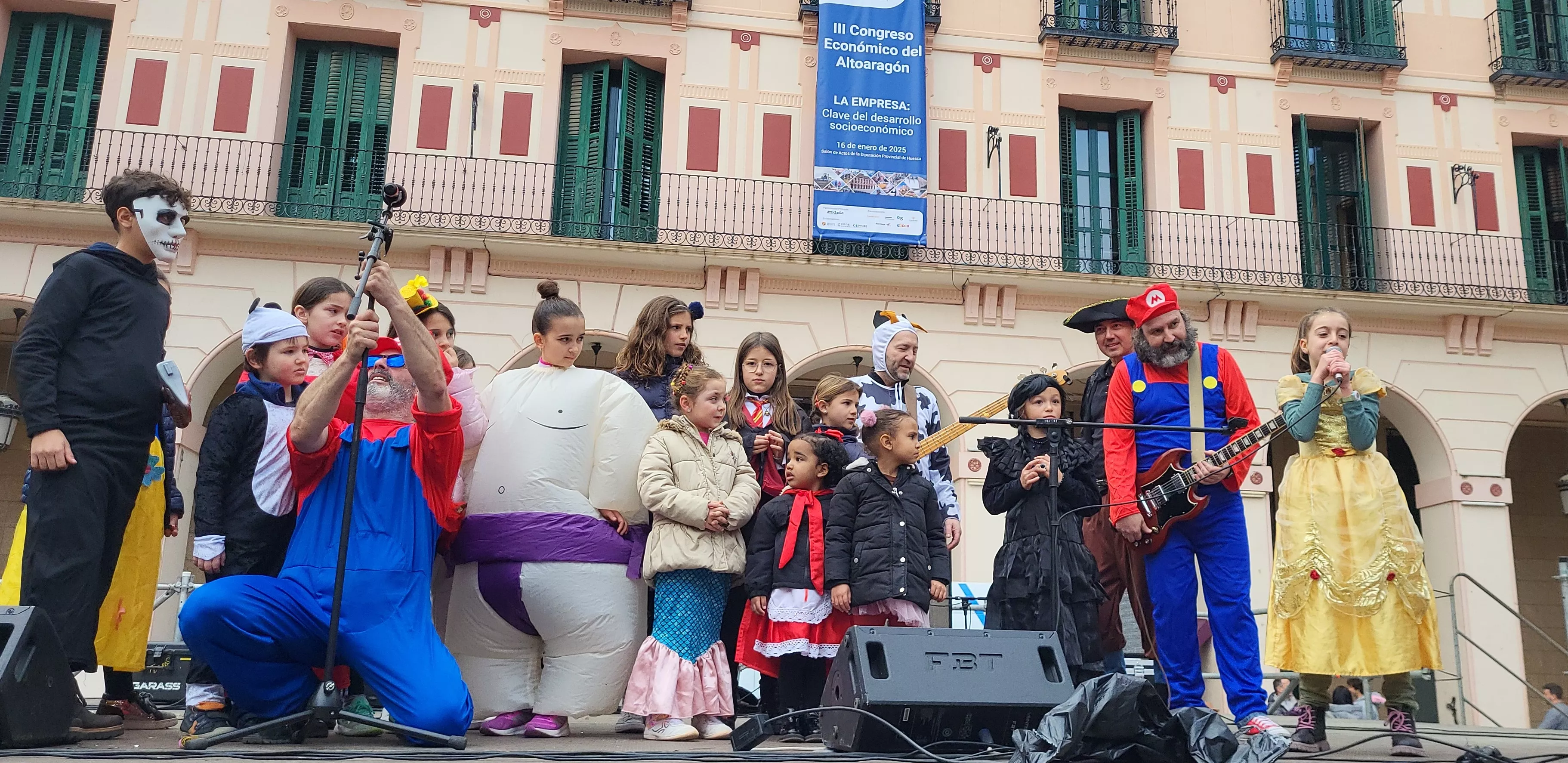 Carnaval infantil de Huesca con gran ambiente a ritmo de Marsound Band. Foto Mercedes Manterola