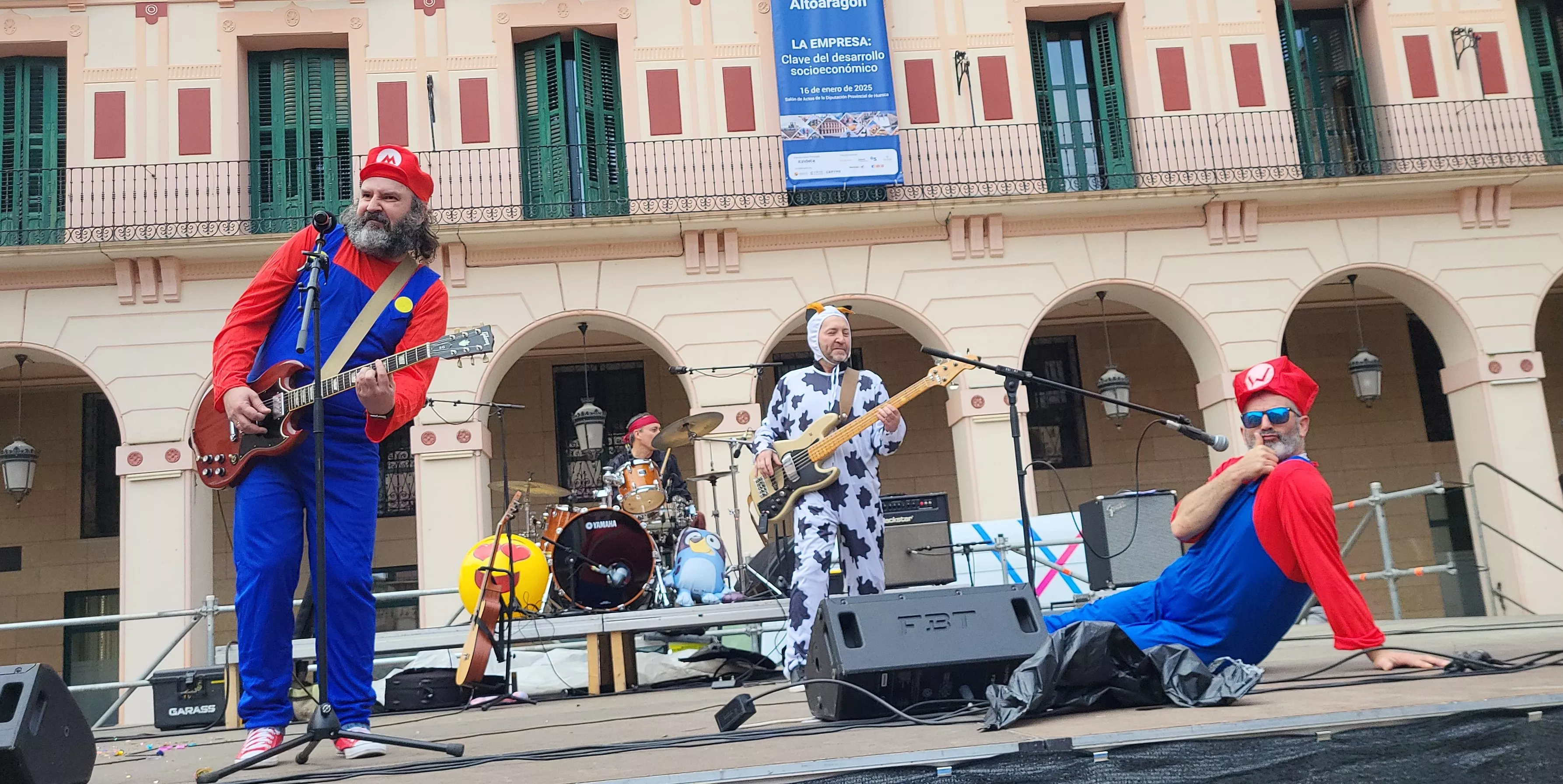 Carnaval infantil de Huesca con gran ambiente a ritmo de Marsound Band. Foto Mercedes Manterola
