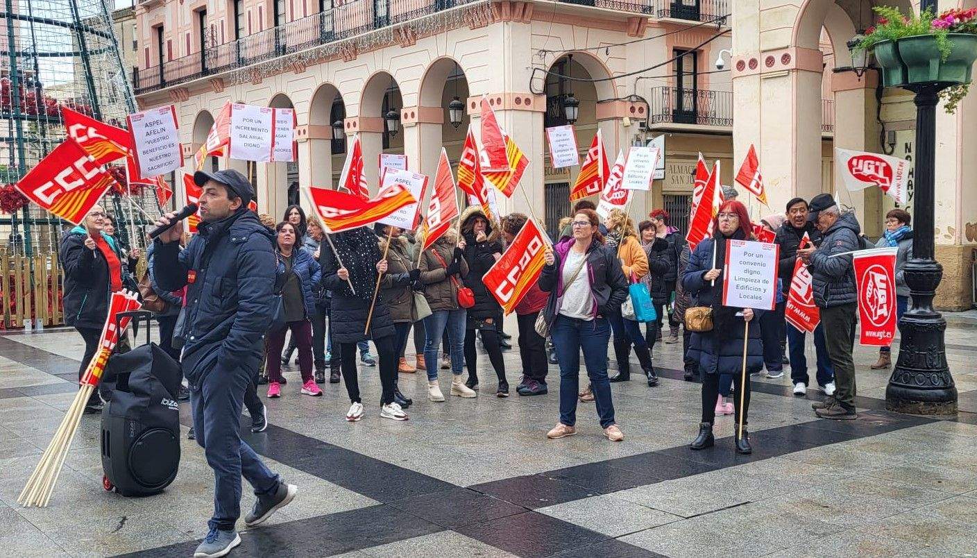 Concentración de trabajadoras del limpieza de edificios y locales en la plaza López Allué. Concentración de trabajadoras del limpieza de edificios y locales en la plaza López Allué.