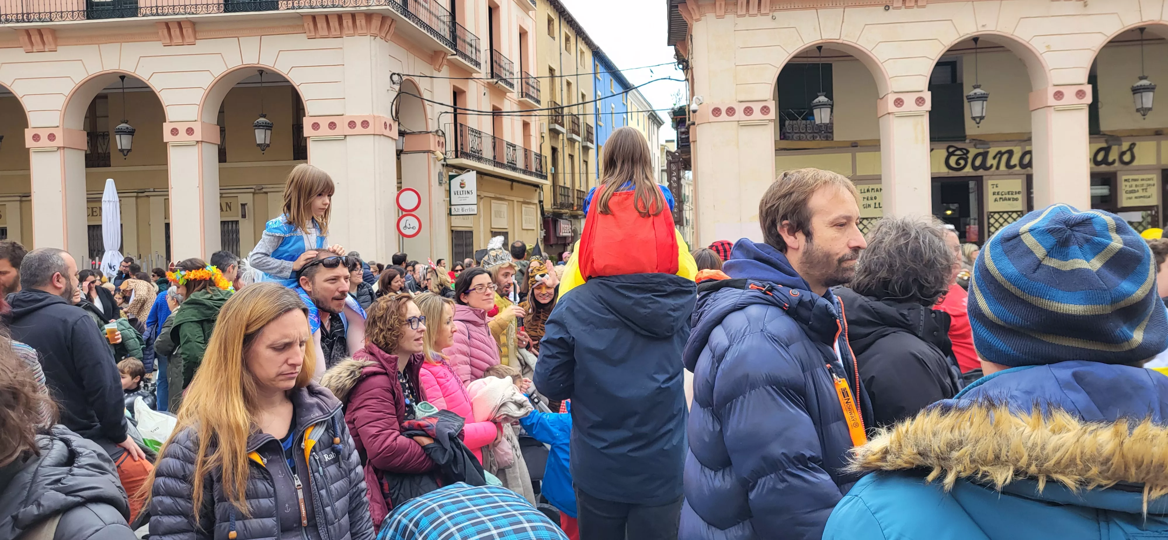 Carnaval infantil de Huesca con gran ambiente a ritmo de Marsound Band. Foto Mercedes Manterola