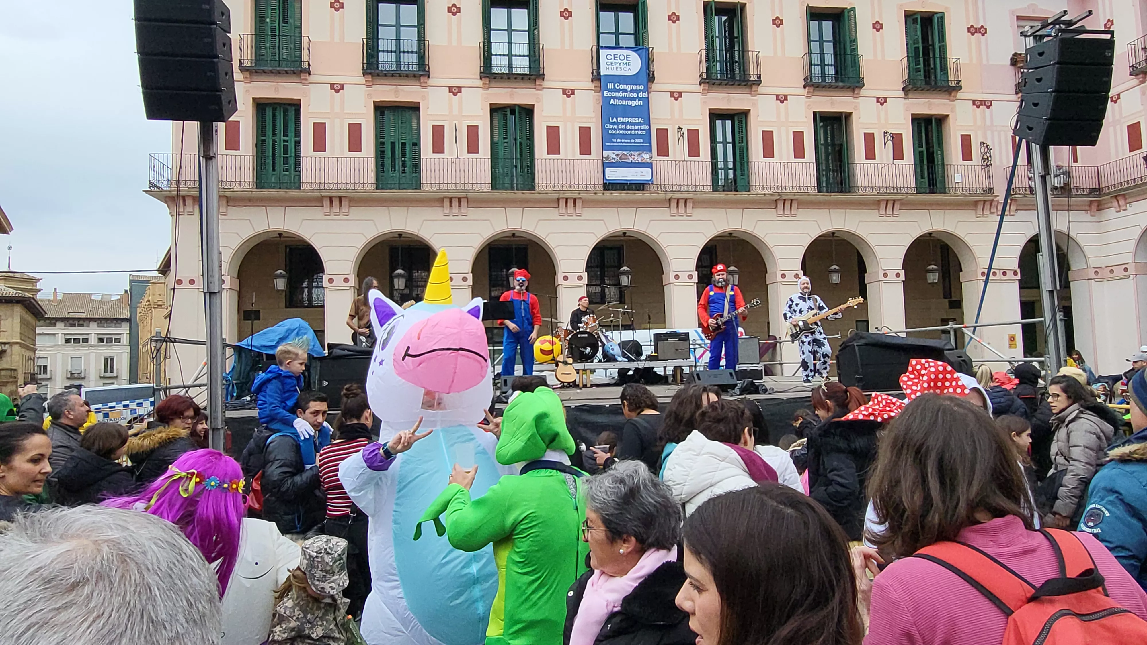 Carnaval infantil de Huesca con gran ambiente a ritmo de Marsound Band. Foto Mercedes Manterola