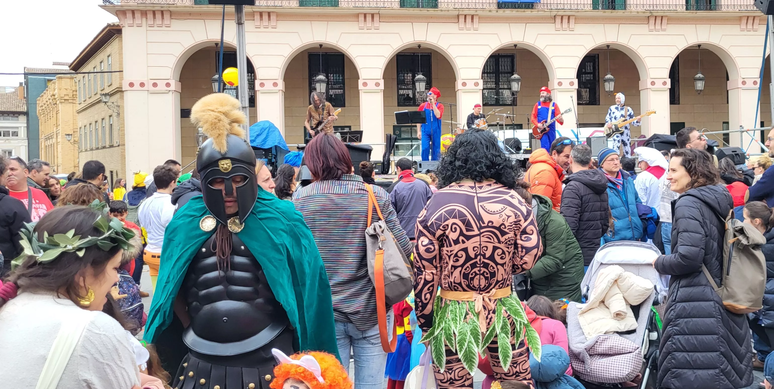 Carnaval infantil de Huesca con gran ambiente a ritmo de Marsound Band. Foto Mercedes Manterola