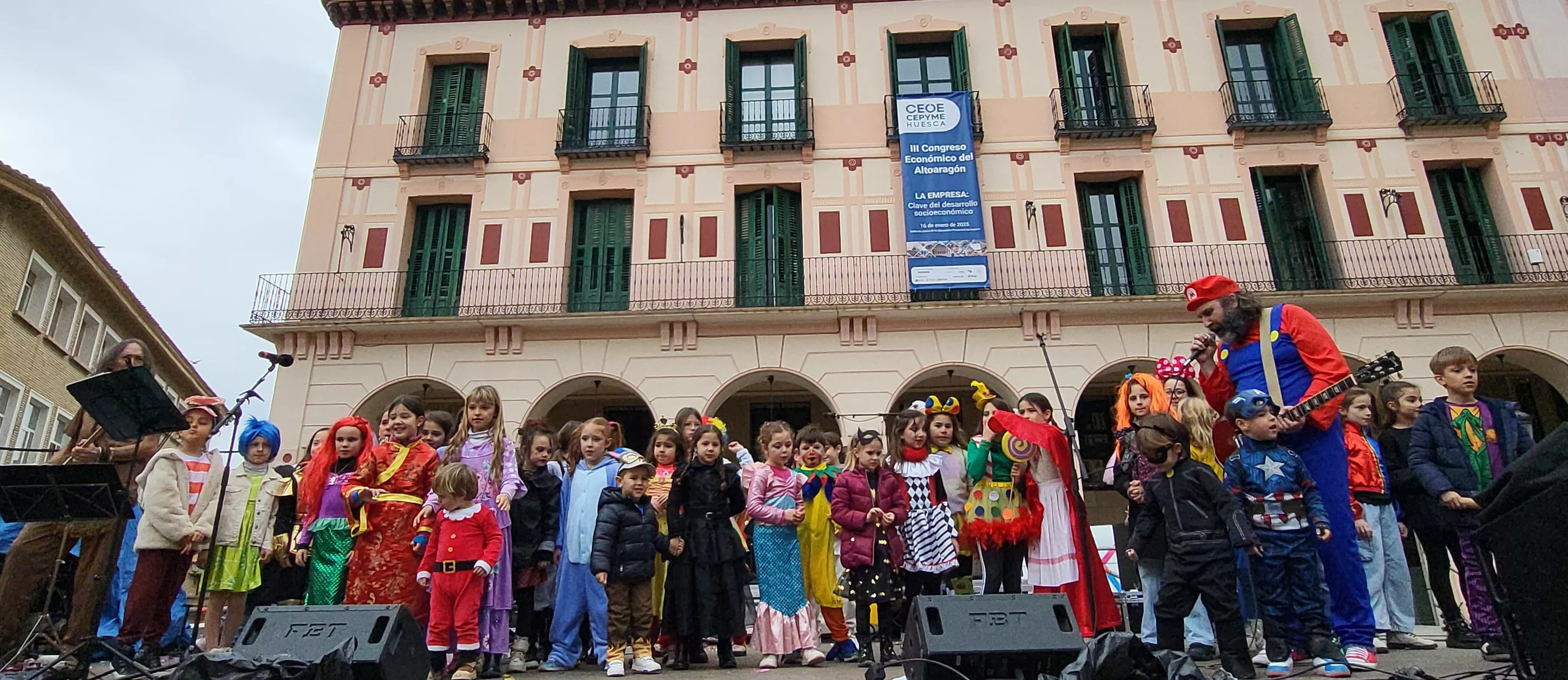 Carnaval infantil de Huesca con gran ambiente a ritmo de Marsound Band. Foto Mercedes Manterola