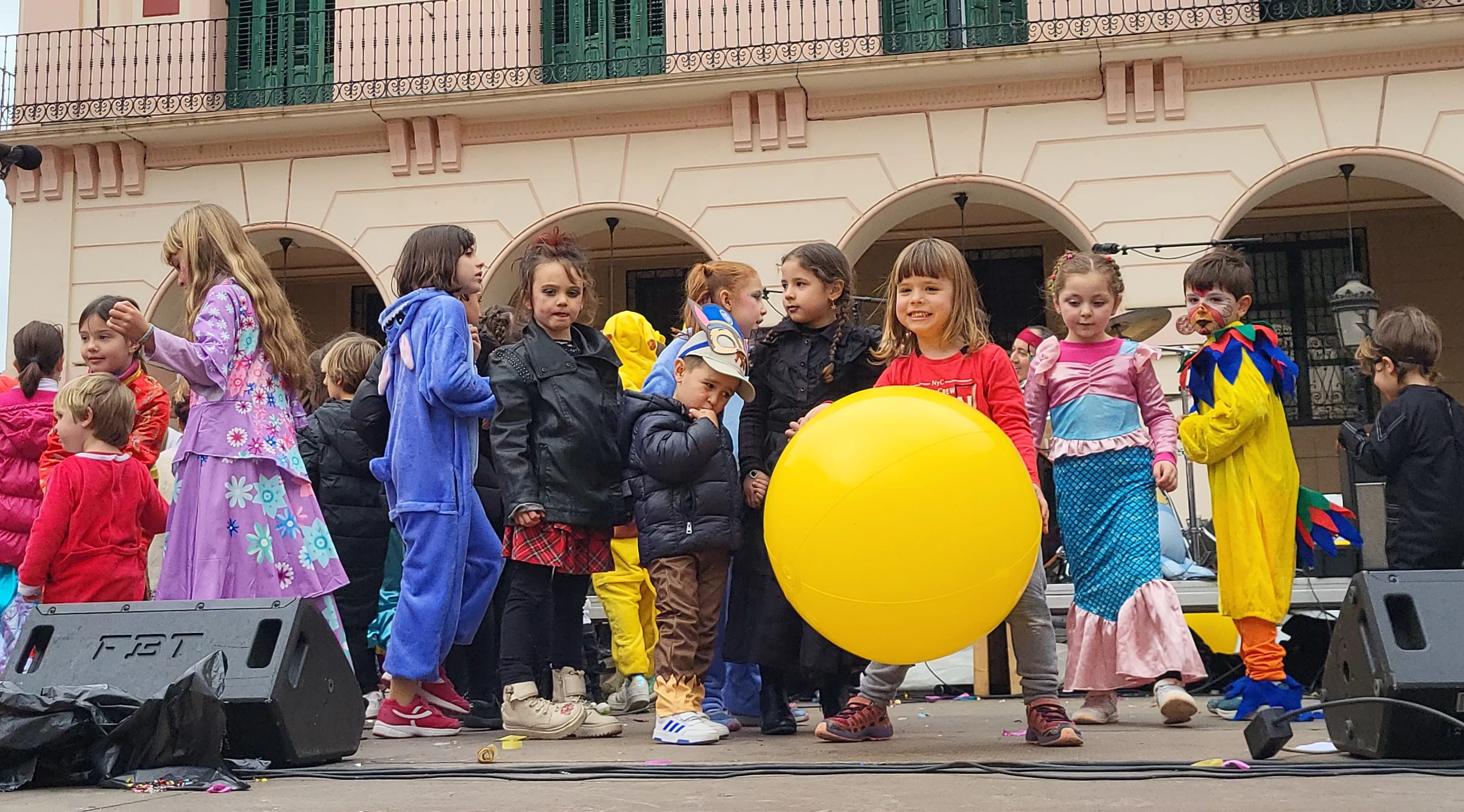 Carnaval infantil de Huesca con gran ambiente a ritmo de Marsound Band. Foto Mercedes Manterola