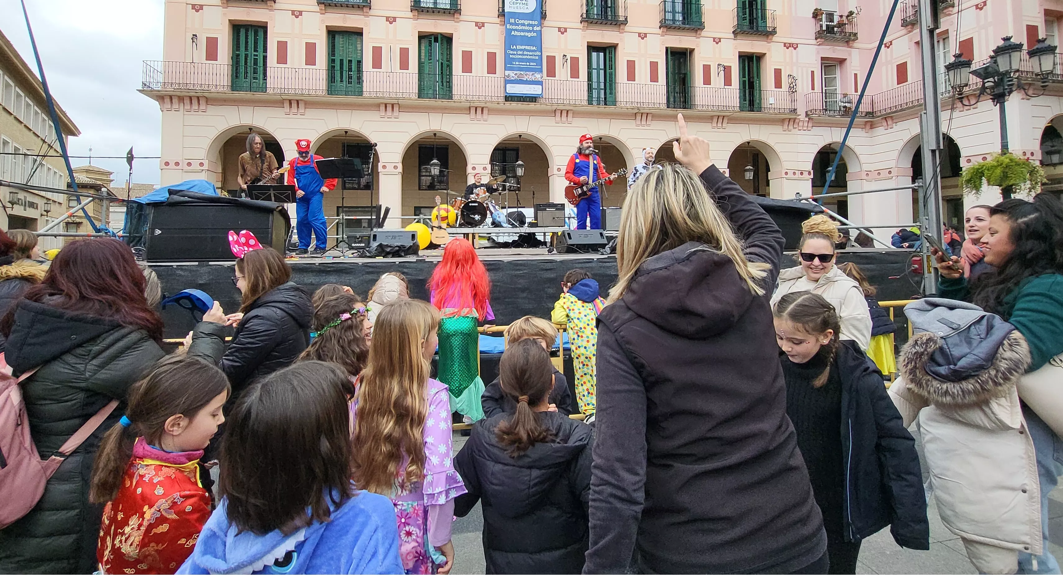 Carnaval infantil de Huesca con gran ambiente a ritmo de Marsound Band. Foto Mercedes Manterola