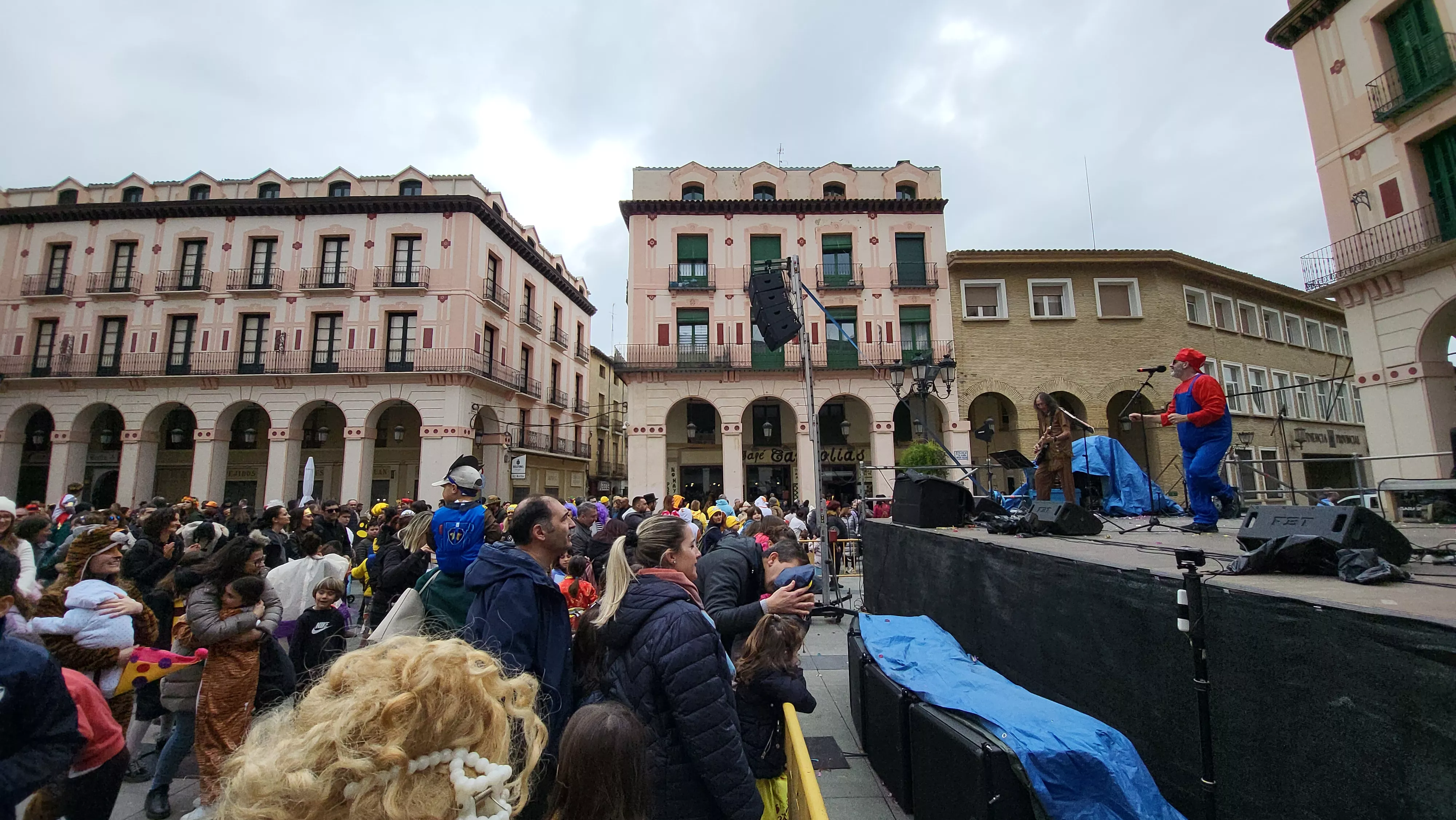 Carnaval infantil de Huesca con gran ambiente a ritmo de Marsound Band. Foto Mercedes Manterola