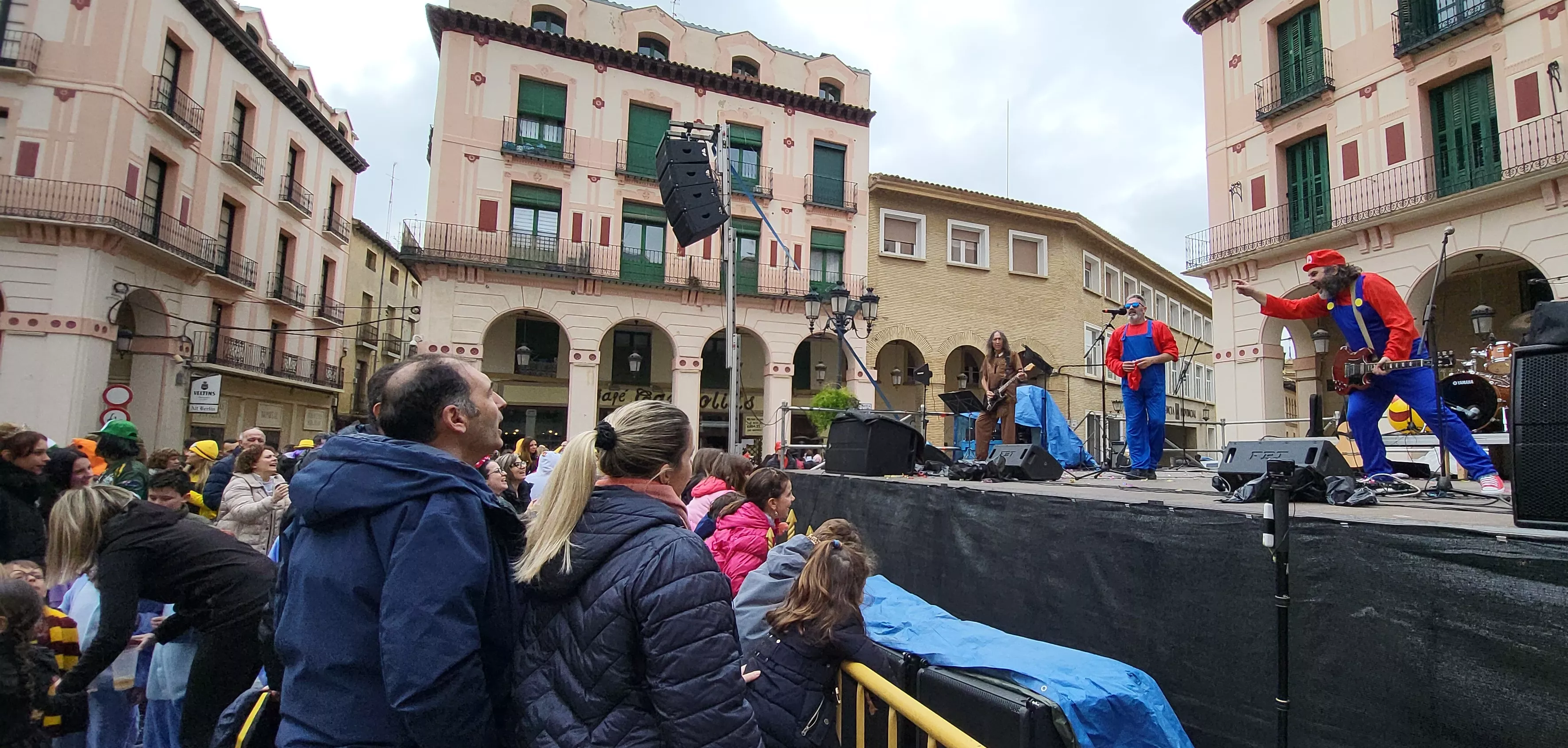Carnaval infantil de Huesca con gran ambiente a ritmo de Marsound Band. Foto Mercedes Manterola