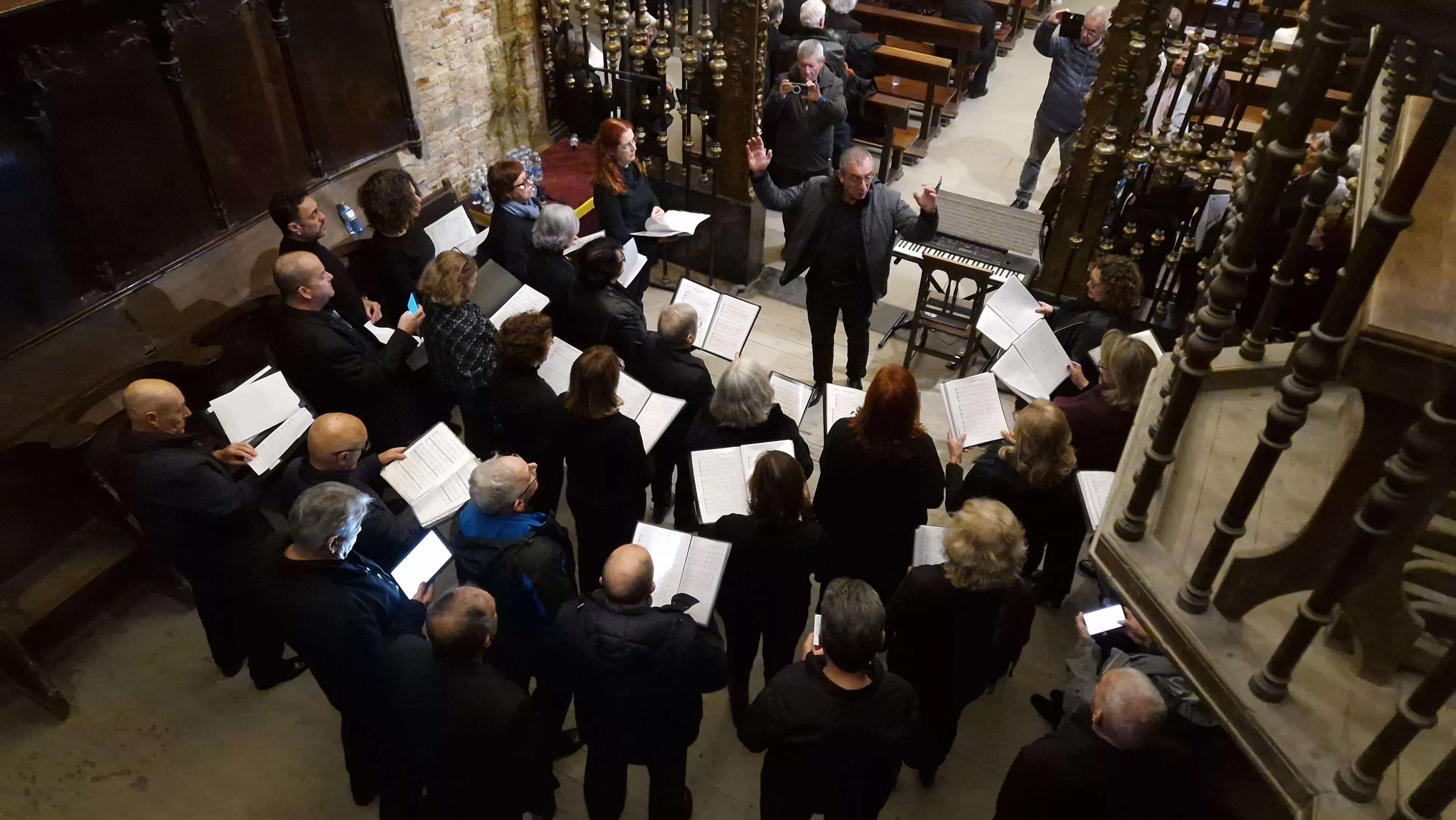 Luis Pérez Rivero, dirigiendo el Coro de Las Palmas Comcanto. Foto Myriam Martínez