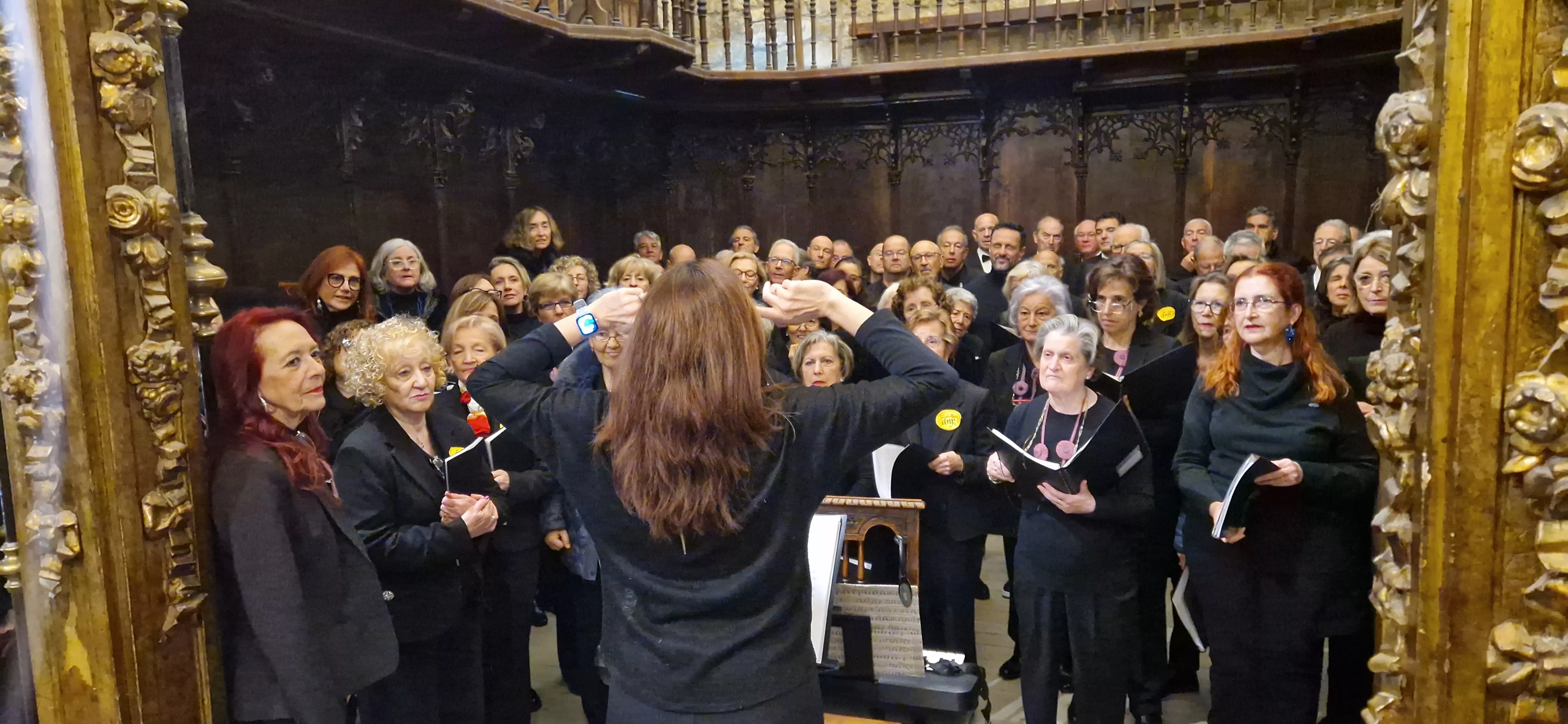 Laura Luque, dirigiendo los tres coros. Foto Myriam Martínez