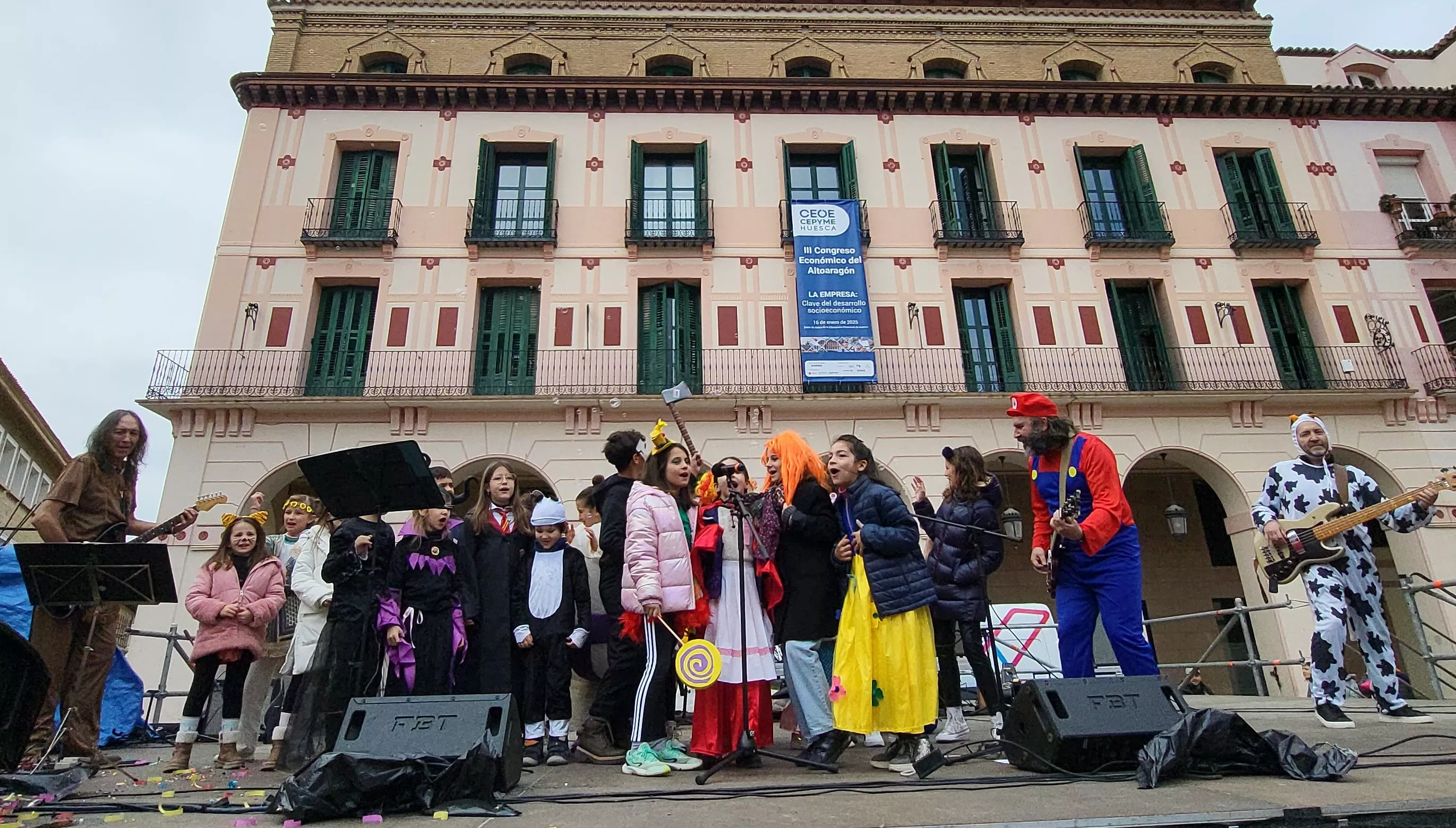 El carnaval infantil crea en Huesca en mundo de imaginación, color y música. Foto Mercedes Manterola El carnaval infantil crea en Huesca en mundo de imaginación, color y música. Foto Mercedes Manterola