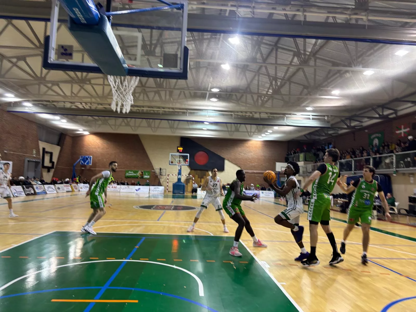 Un momento del partido entre Lobe Huesca y Zornotza. 