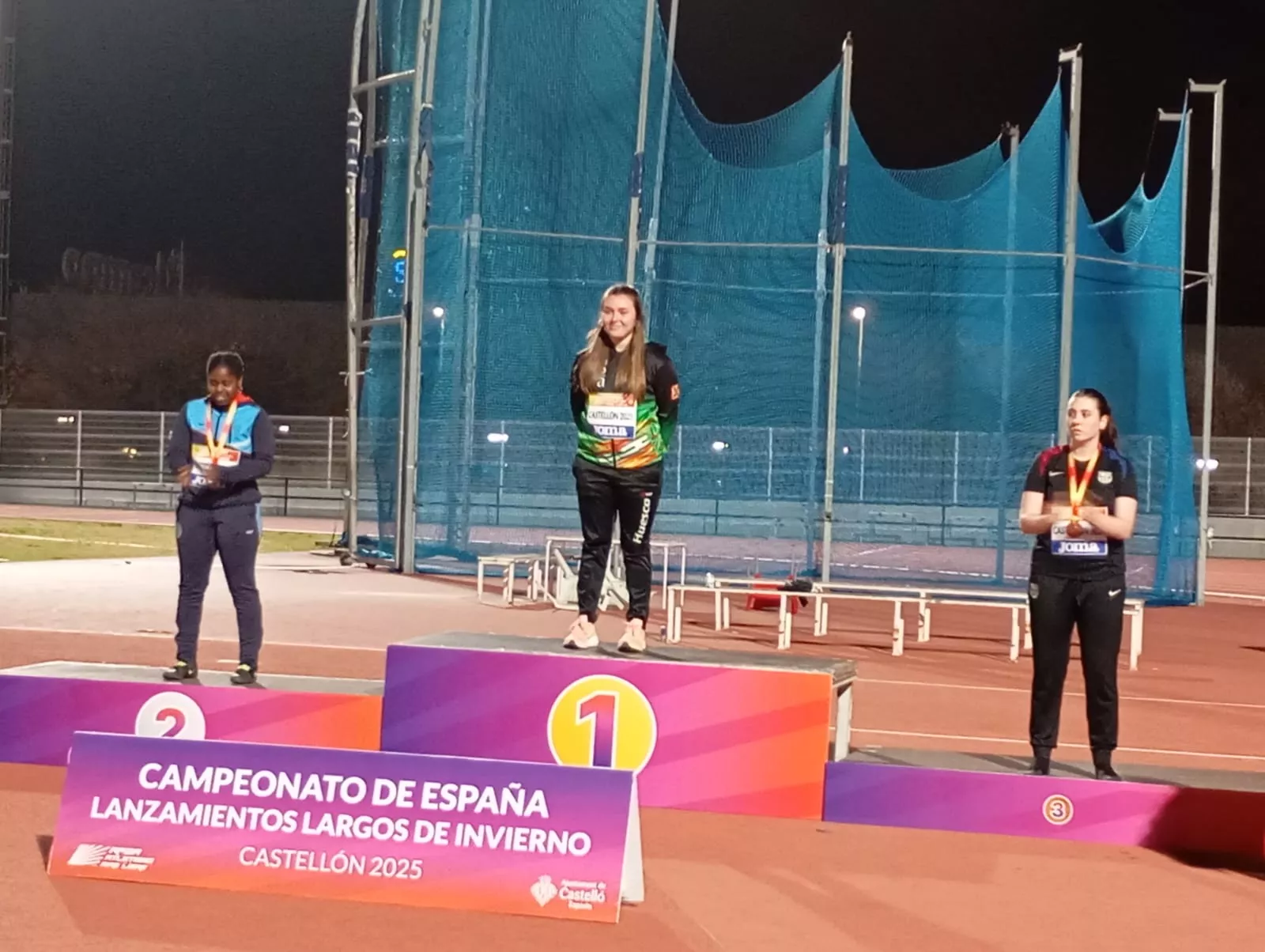 La zoitista Noa López en lo más alto del podio de martillo Sub-18