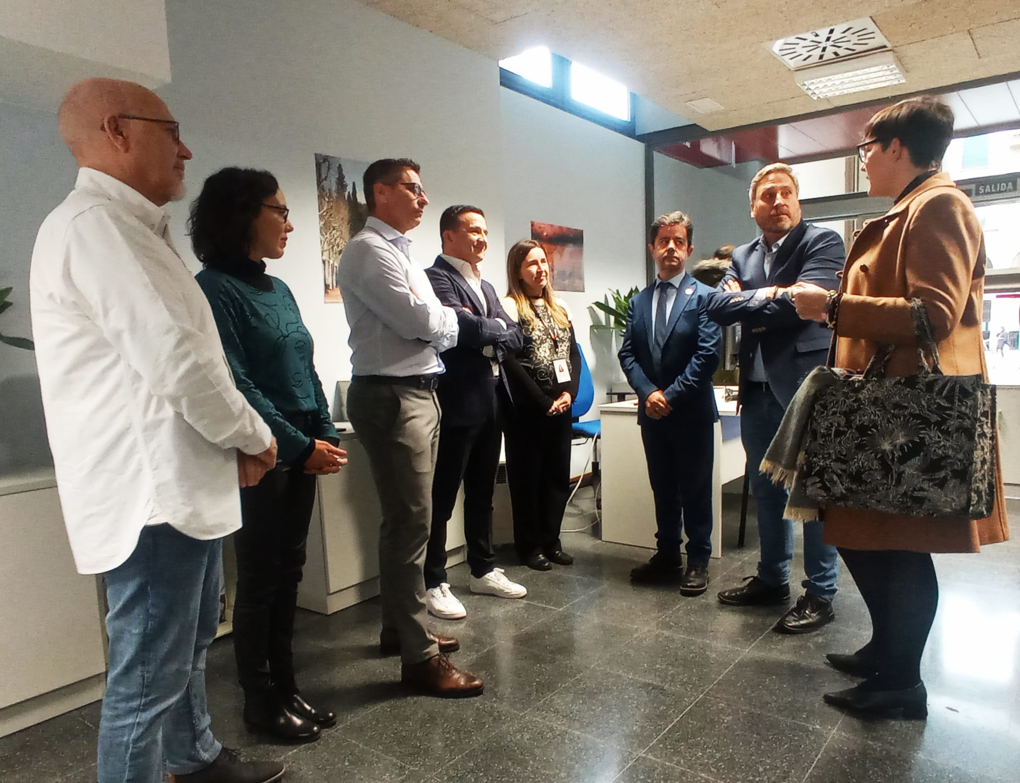 Autoridades en la inauguración de la Oficina de la Vivienda, con Luis Felipe y Soro segundo y tercero por la derecha