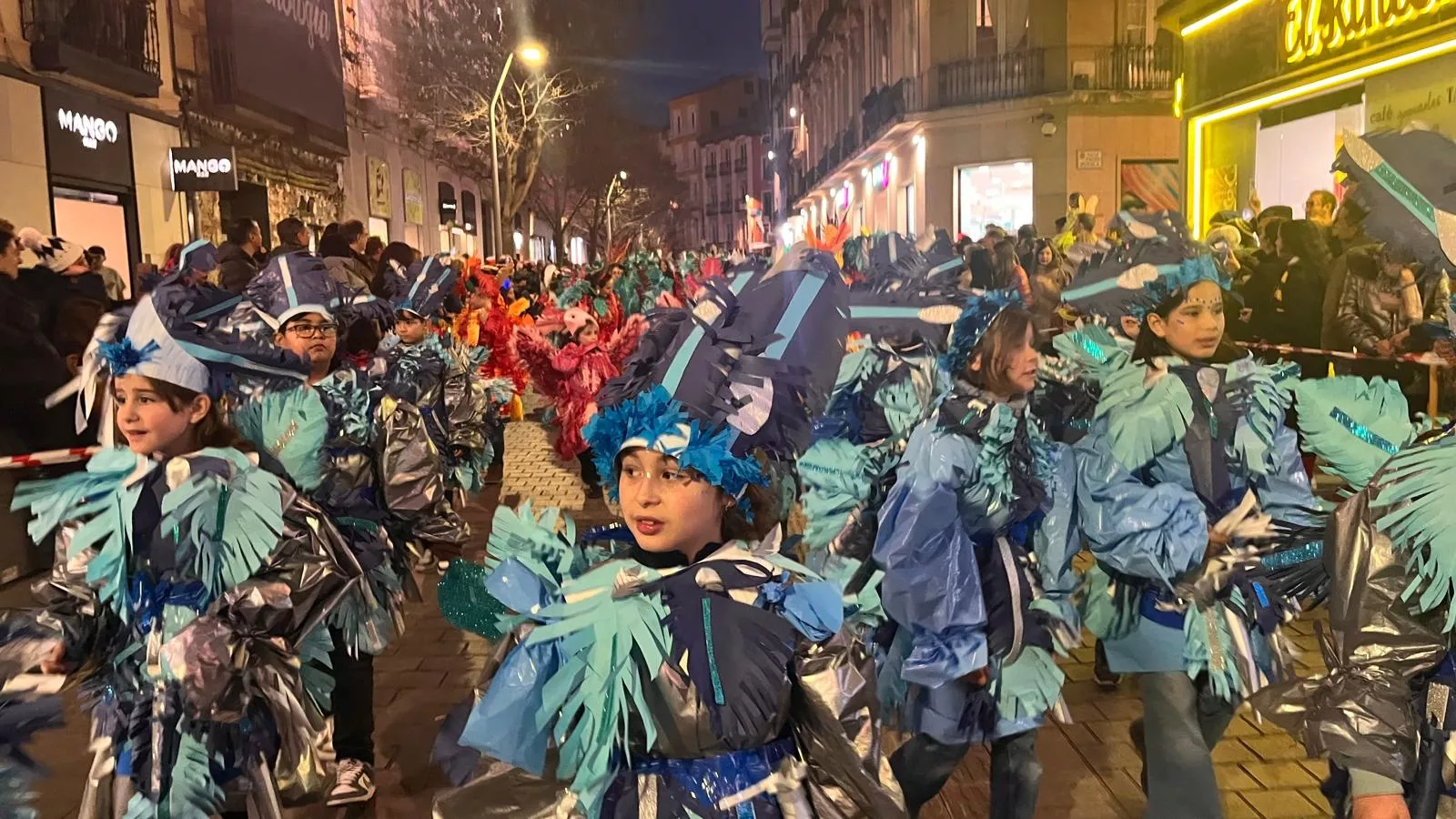 El Carnaval de Huesca deslumbra con disfraces sorprendentes y un gran ambiente. El Carnaval de Huesca deslumbra con disfraces sorprendentes y un gran ambiente.