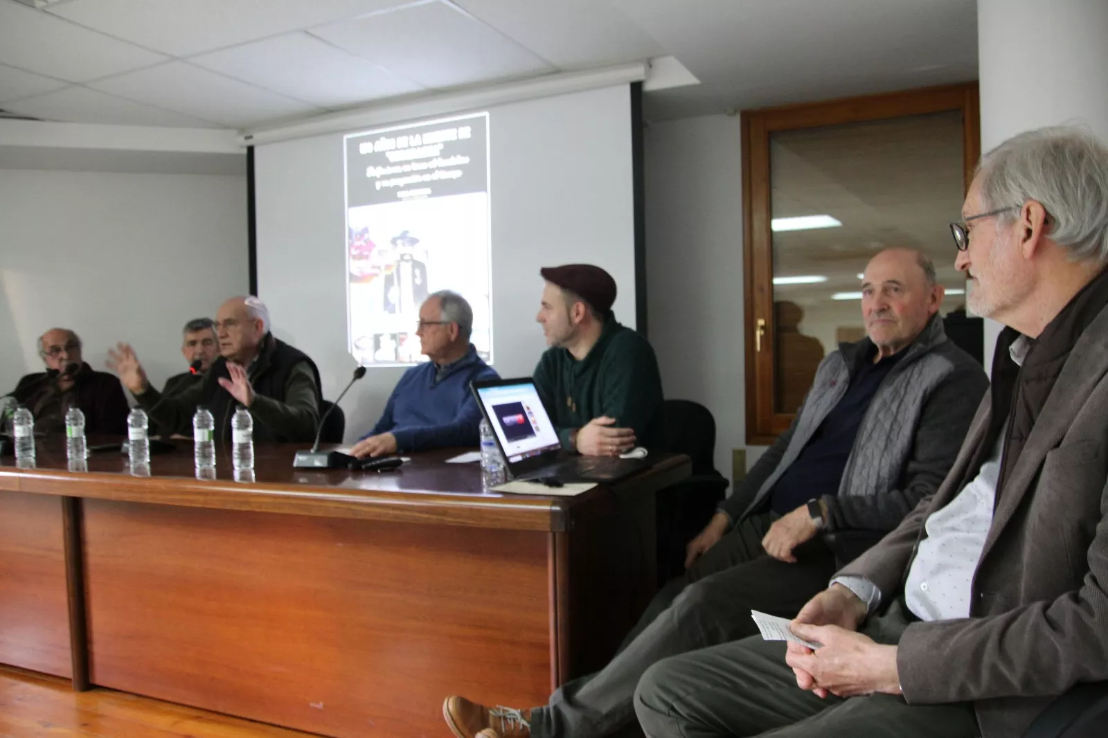 Debate sobre el Bandido Cucaracha en Lanaja. Foto Carlos Neofato