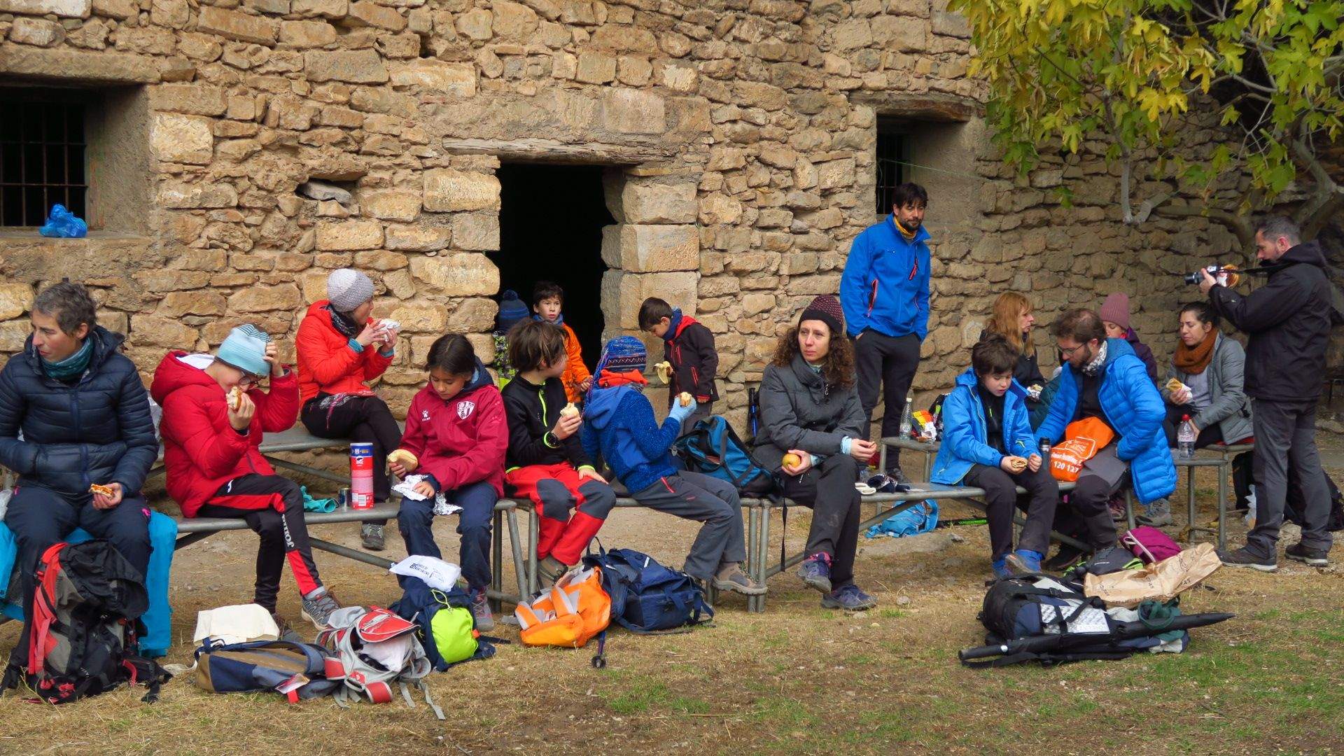 El grupo sentado cómodamente en los bancos que sacaron del interior de la ermita.