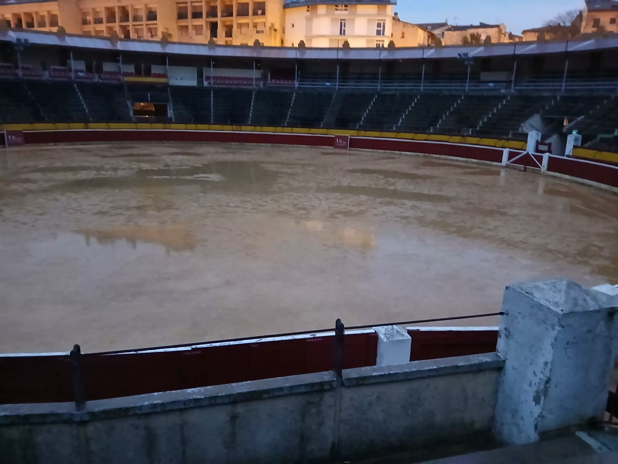 Estado del ruedo de la plaza de toros de Huesca este domingo por la mañana. Suspendido el tentadero público por la lluvia