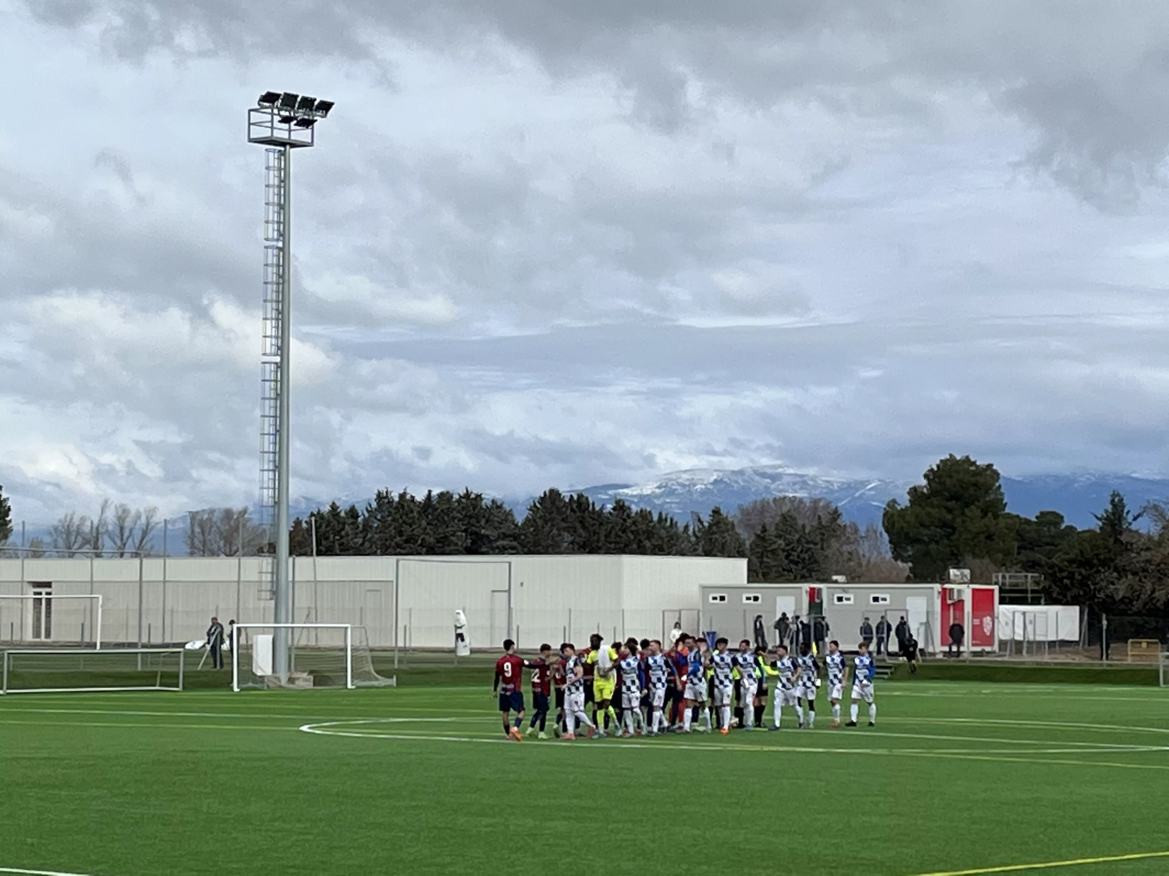 Saludo inicial entre los jugadores del Huesca B y Tamarite.