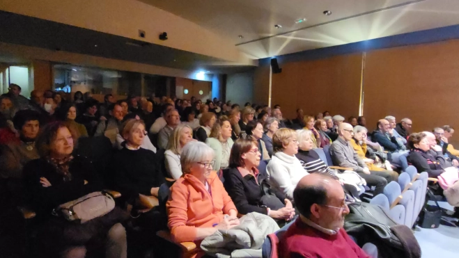 Público asistente a la charla de Gomá y Vallín con Lumbierres.