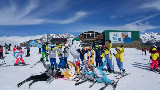 Esquiadores disfrazados en Formigal-Panticosa.