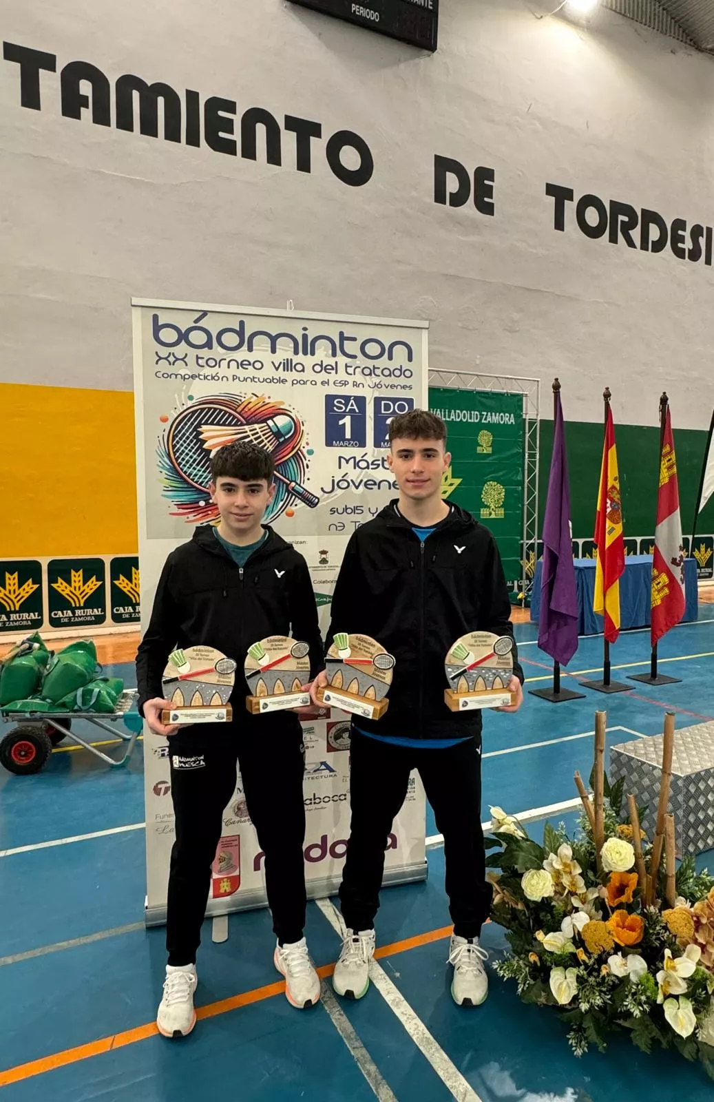 Los hermanos Alejandro y Hugo Gállego con sus trofeos en Tordesillas.