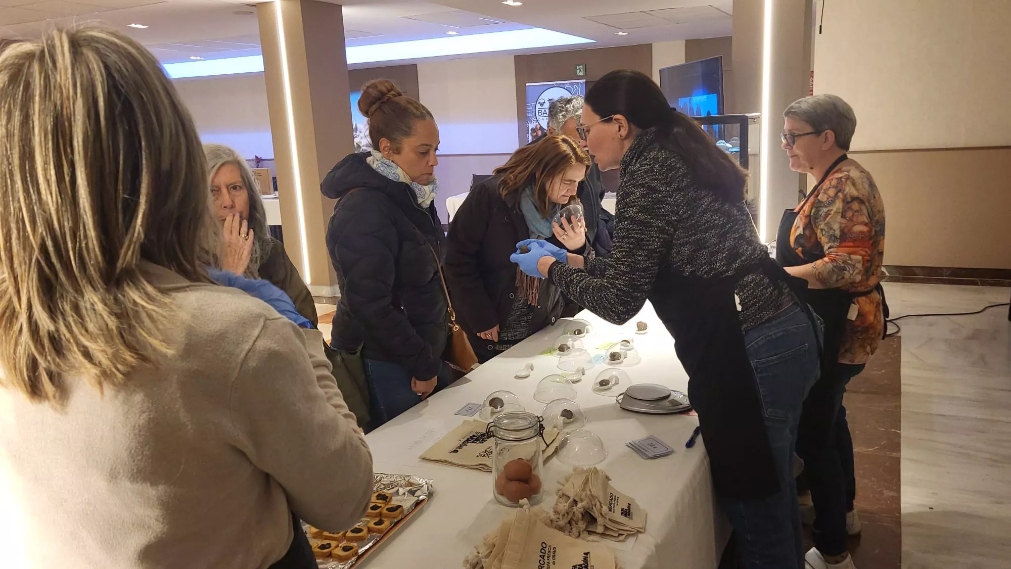 Segunda jornada del Mercado de la Trufa en Huesca