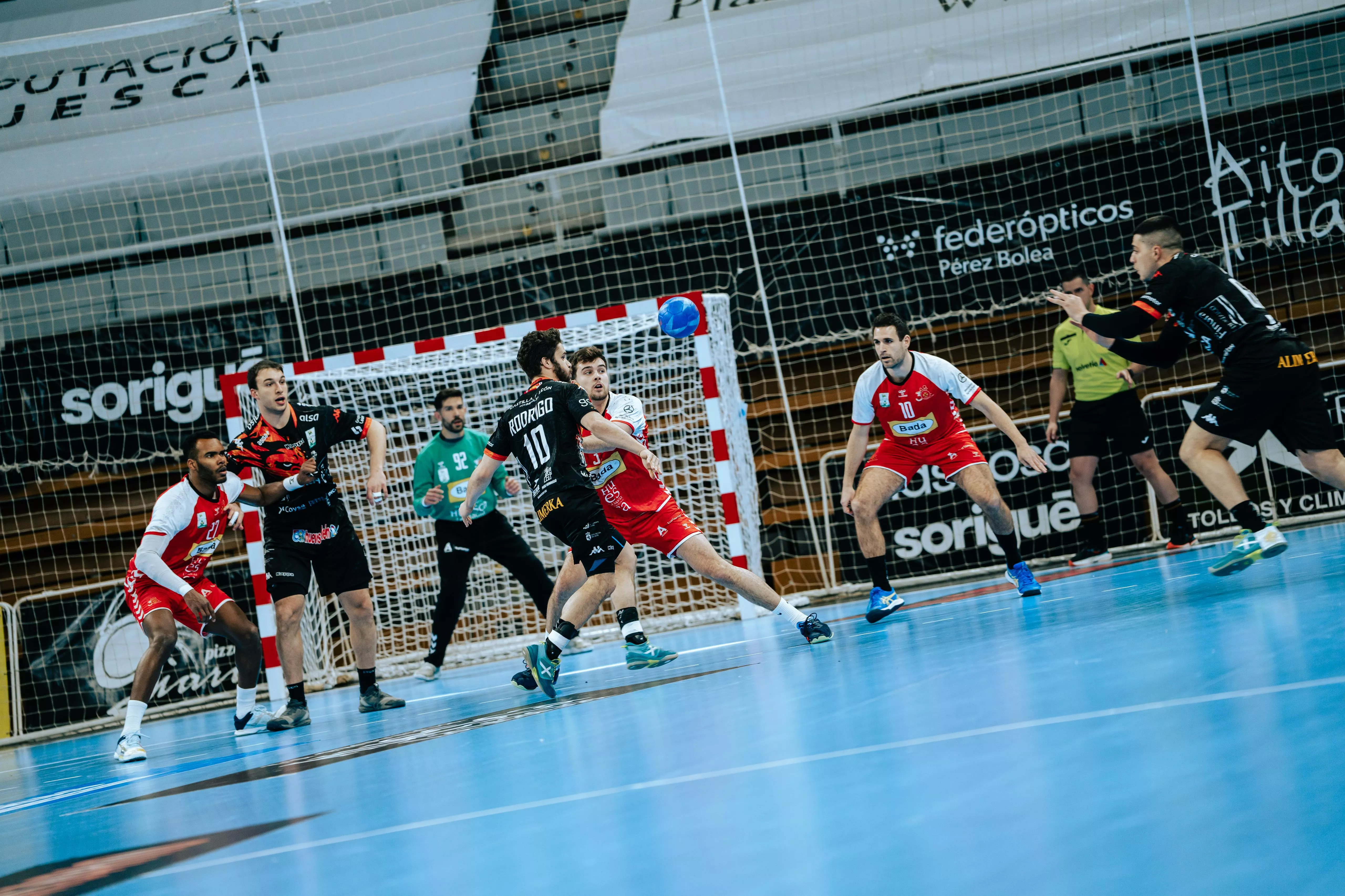 Un momento del partido entre Bada Huesca y Ademar León en el Palacio. 