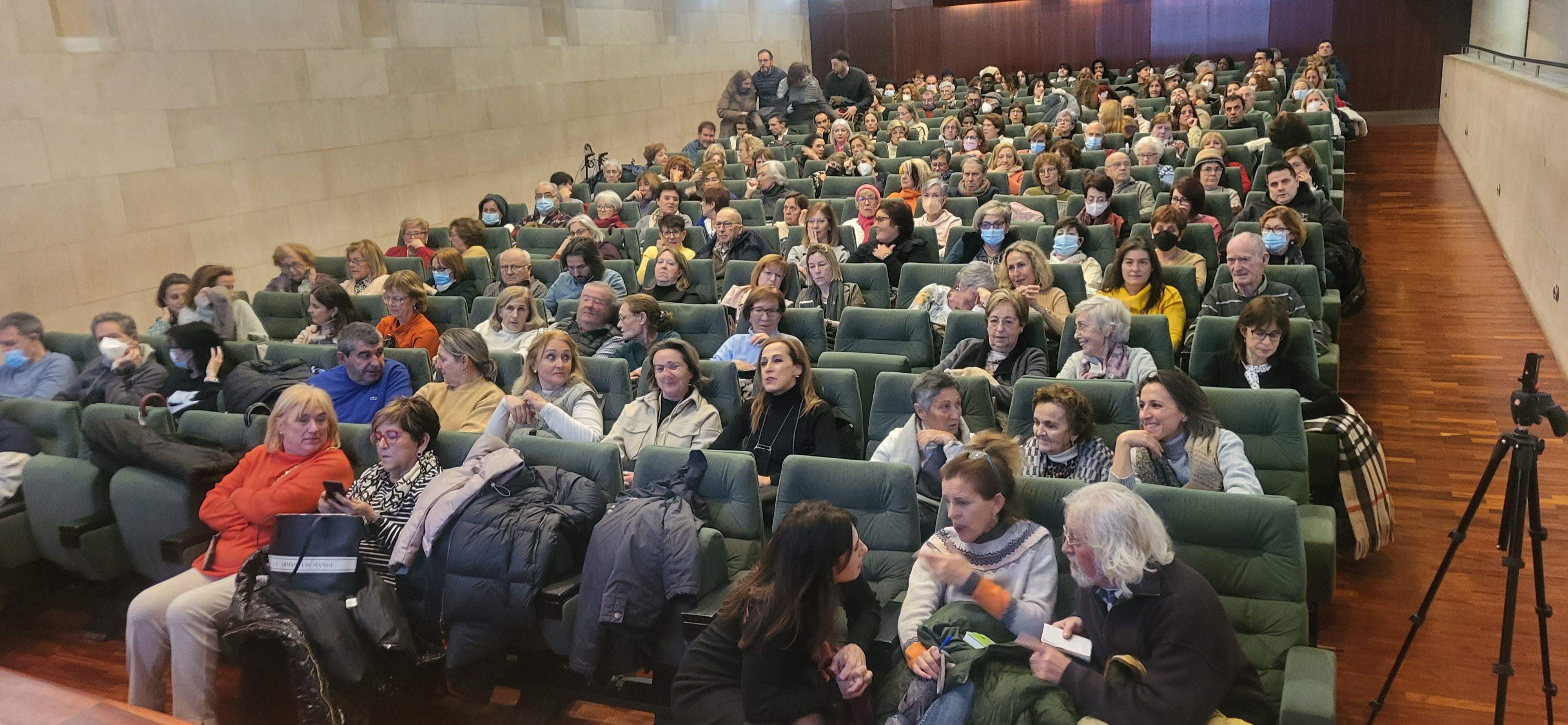 El público asistente llenó el salón de actos de la Diputación de Huesca. Foto Myriam Martínez
