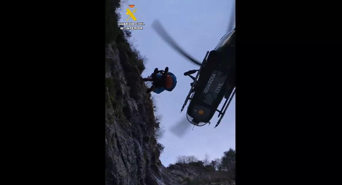 Izado de uno de los barranquistas recatados en Bielsa.