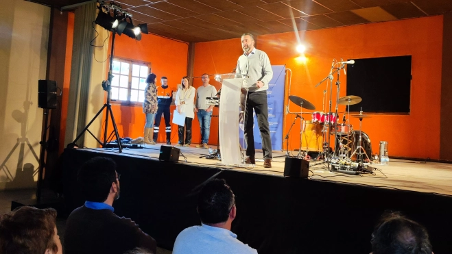 Jorge Escario se dirige al público asistente al arranque de Cosecha de Invierno.