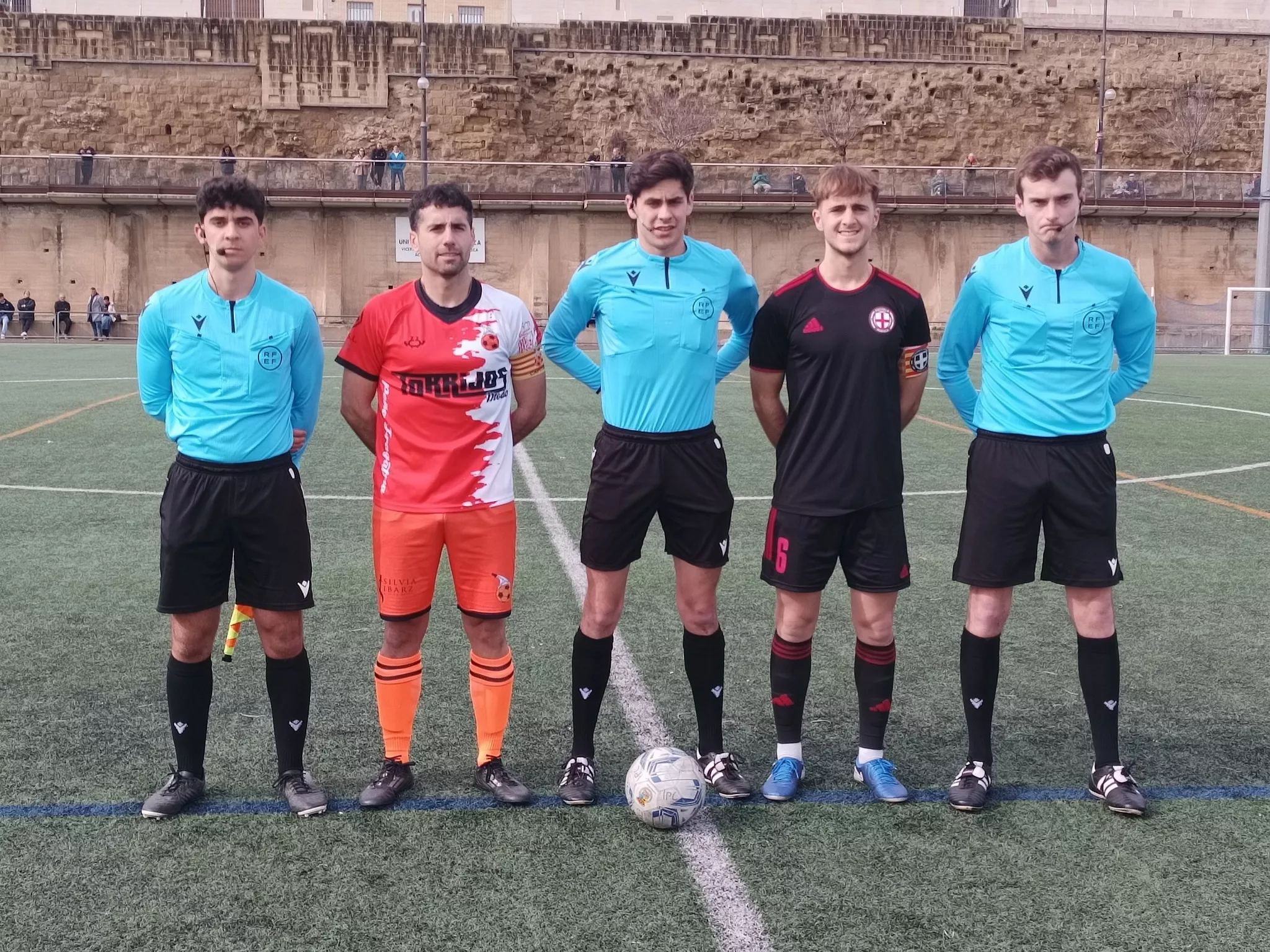 Foto inicial con los capitanes del Internacional Huesca y Peña Fragatina. Regional Preferente: Robres suma la cuarta victoria y el Fraga B se lleva el derbi ante el Ontiñena.