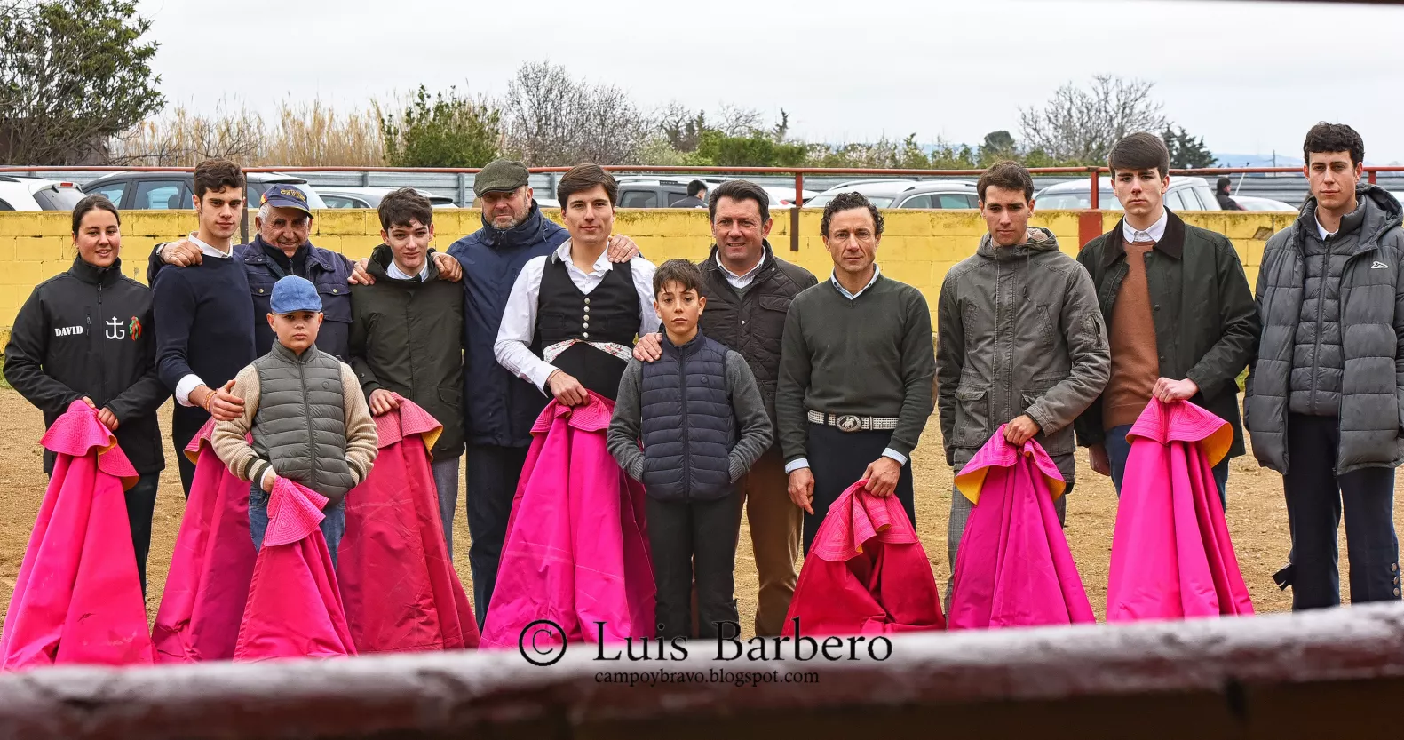 Alumnos de la Escuela Taurina Oscense, en Villanueva de Gállego, este domingo. Foto: Luis Barbero.