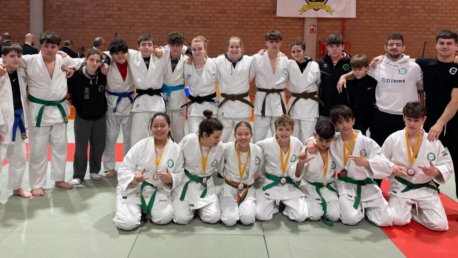 Infantiles y cadetes de la Escuela Ibón en Monzalbarba. Infantiles y cadetes de la Escuela Ibón en Monzalbarba.