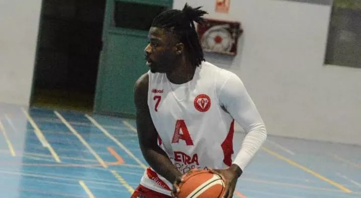 Jeremiah Idom, jugador del Letra Corpórea UBB. Arrancan los playoff por el título de 1ª Nacional con un partidazo.