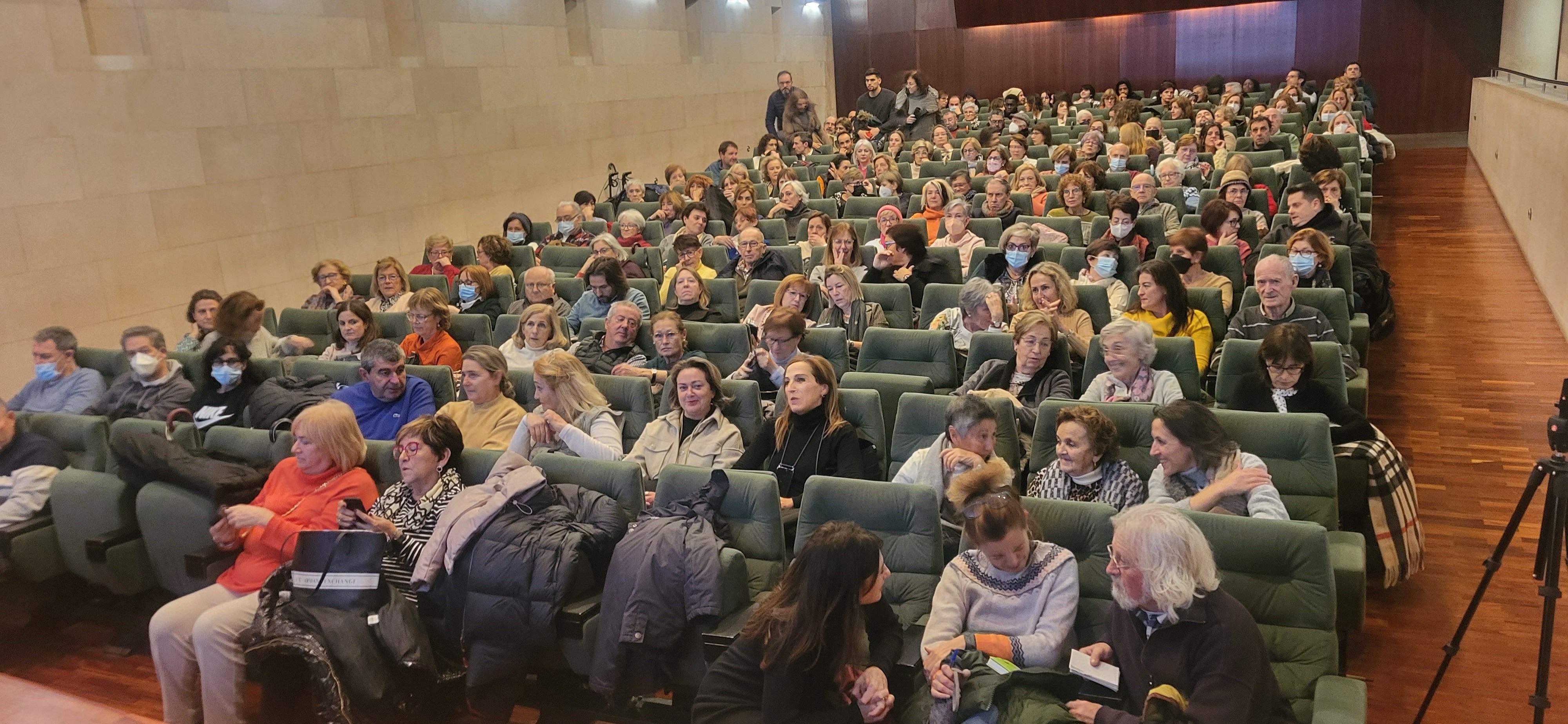 El público asistente llenó el salón de actos de la Diputación de Huesca. Foto Myriam Martínez