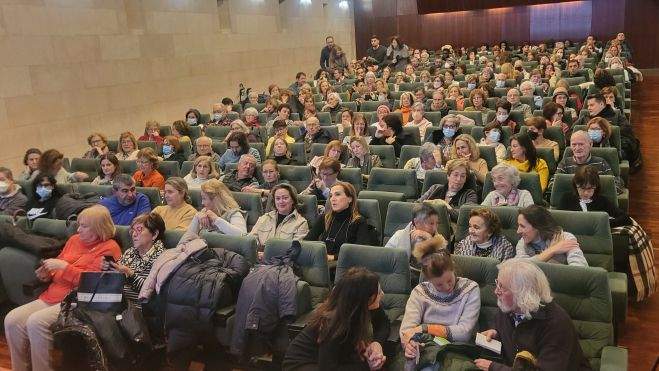 El público asistente llenó el salón de actos de la Diputación de Huesca. Foto Myriam Martínez El público asistente llenó el salón de actos de la Diputación de Huesca. Foto Myriam Martínez